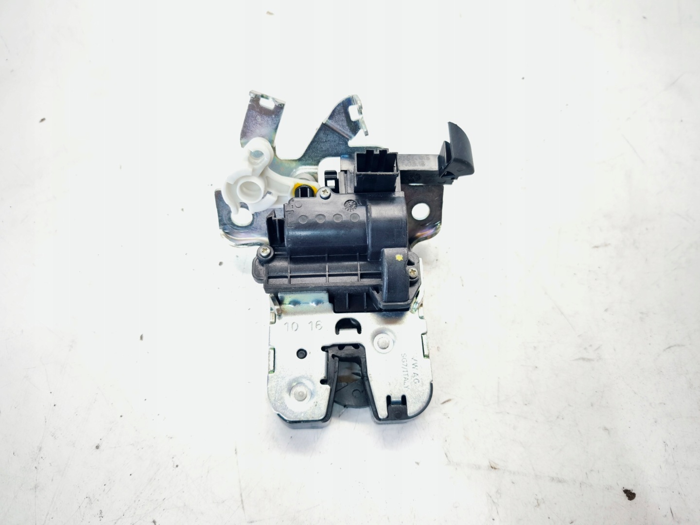 lock bonnet rear part AUDI A4 B9 A5 8W 3G0827503A