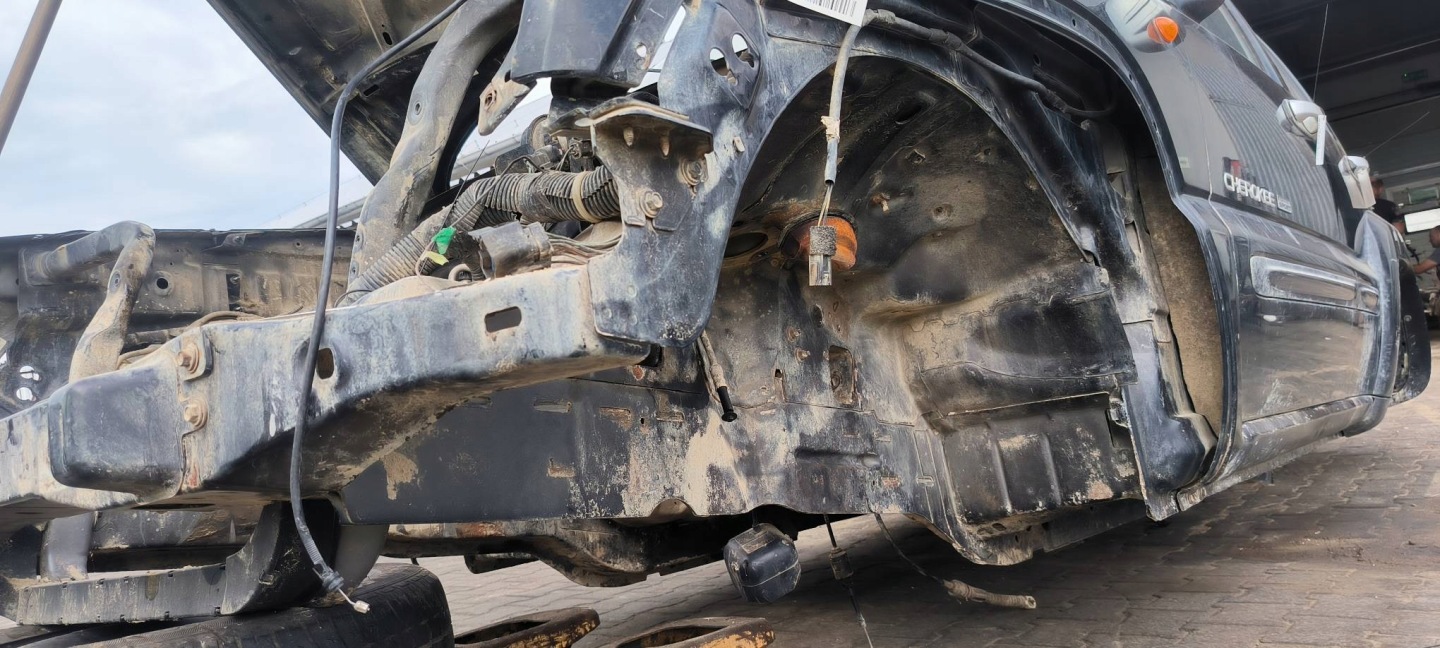 quarter left front JEEP CHEROKEE