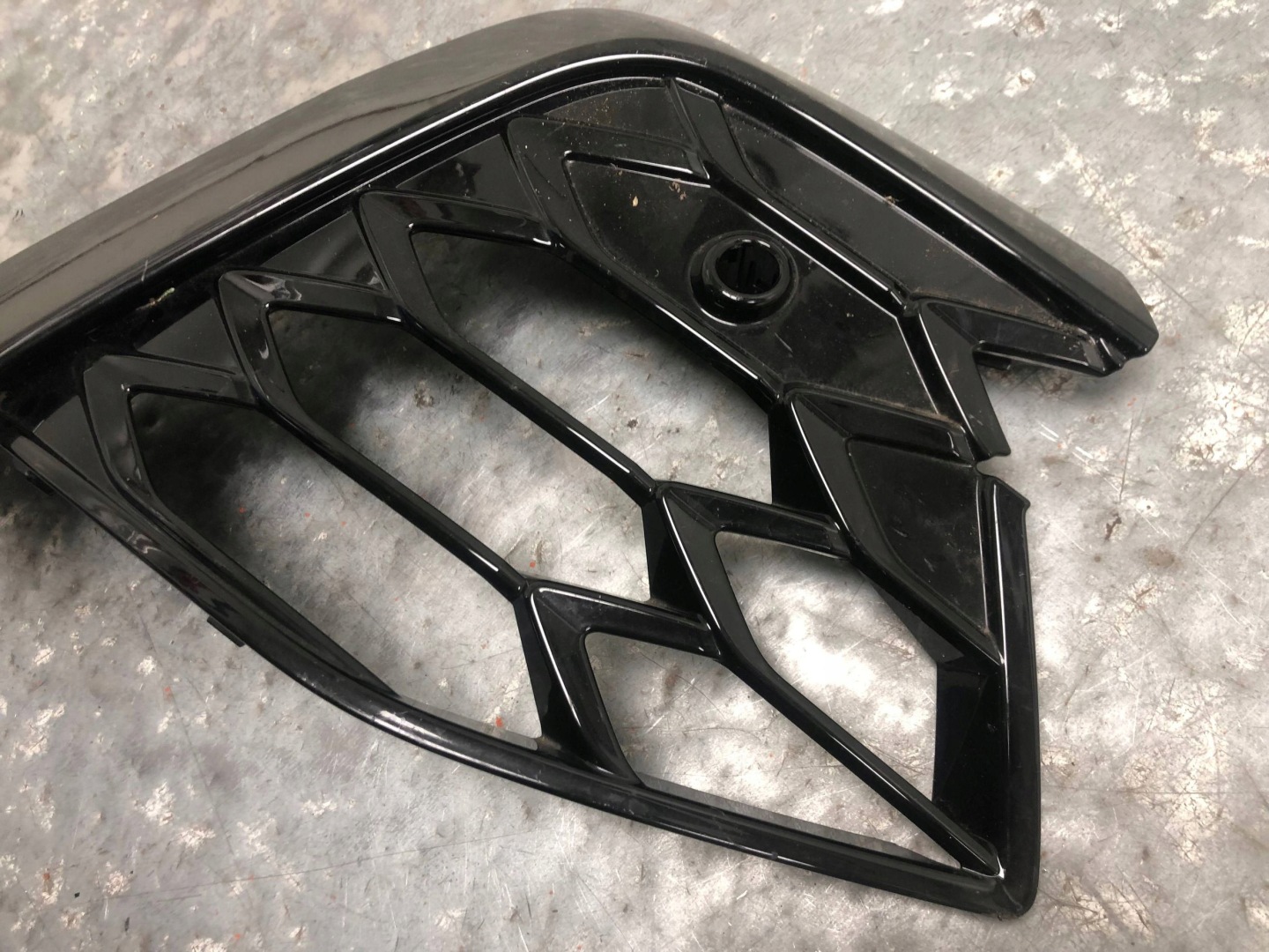 grid of a bumper right front VW GOLF VIII 5H0853666AA