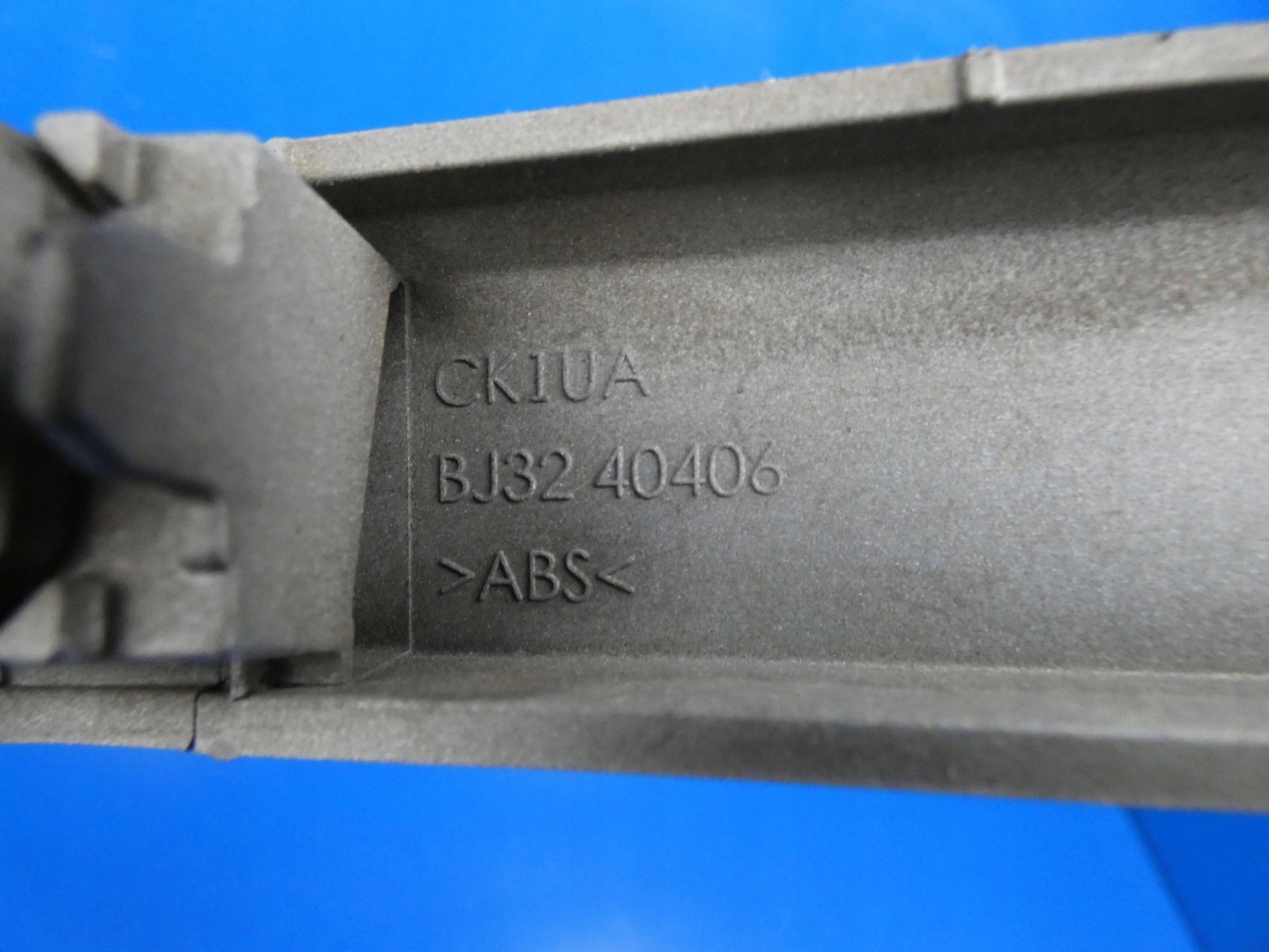 RANGE ROVER EVOQUE and L538 cap moulding bonnet boot rear part rear