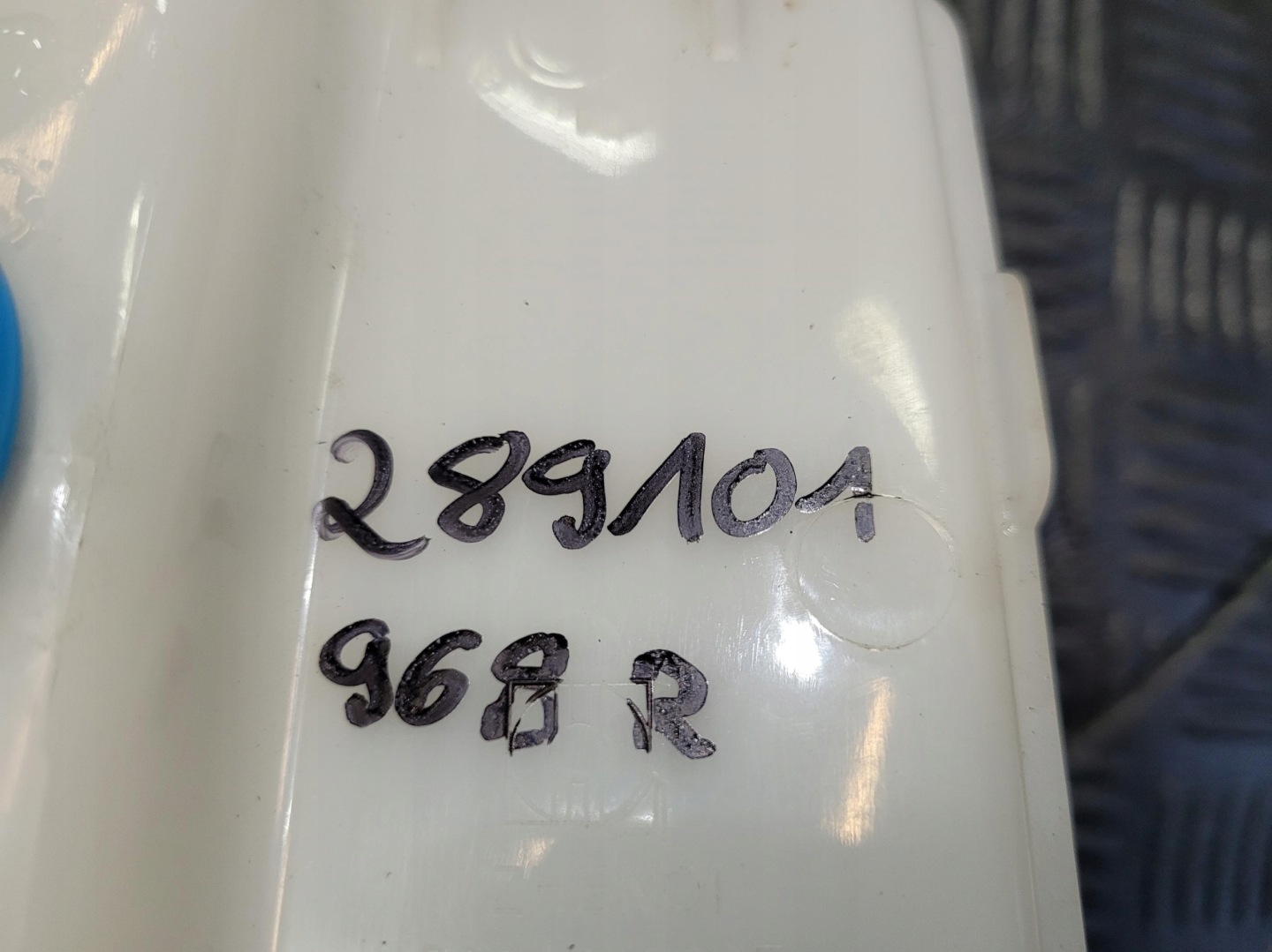 tank washer fluid tank pump 289101968R DACIA SPRING