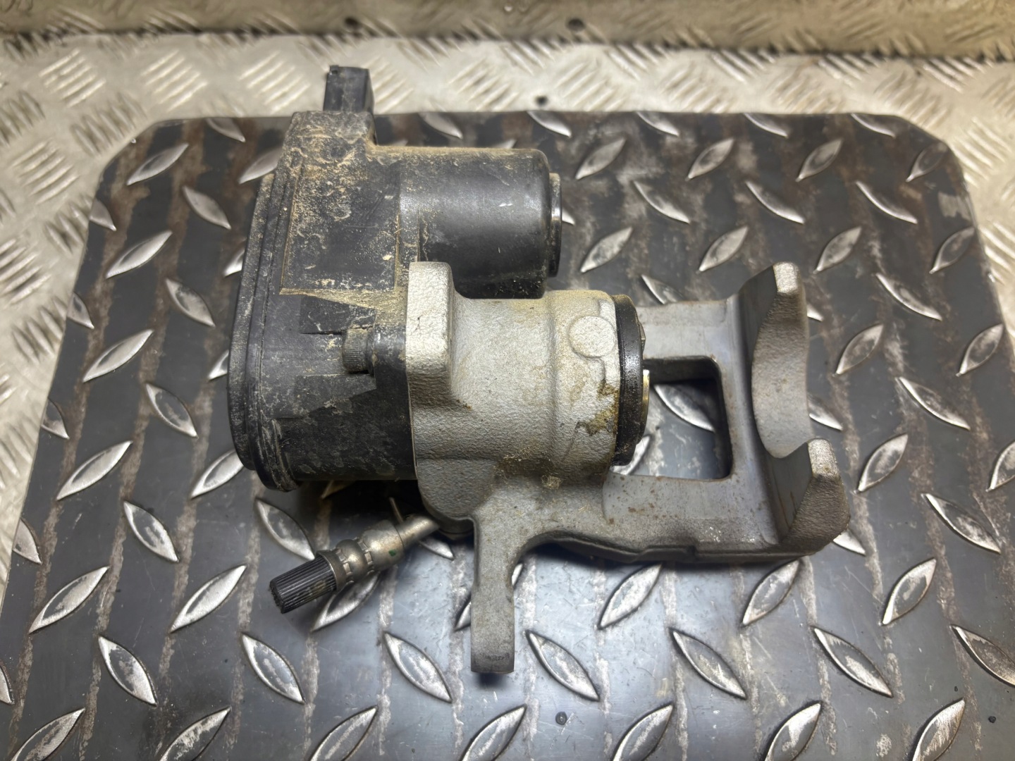 caliper brake left rear part rear HYUNDAI TUCSON III 8529032