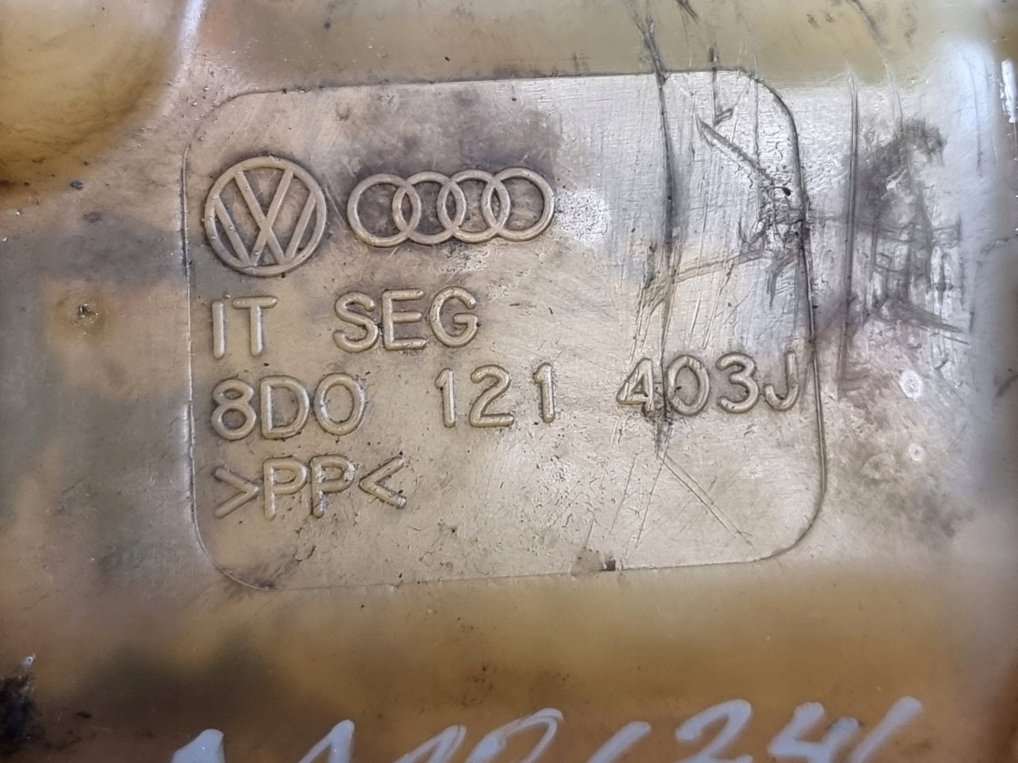 Scheibenwaschbehälter OE 8D0121403J VW PASSAT B5 1.8 20V 98r
