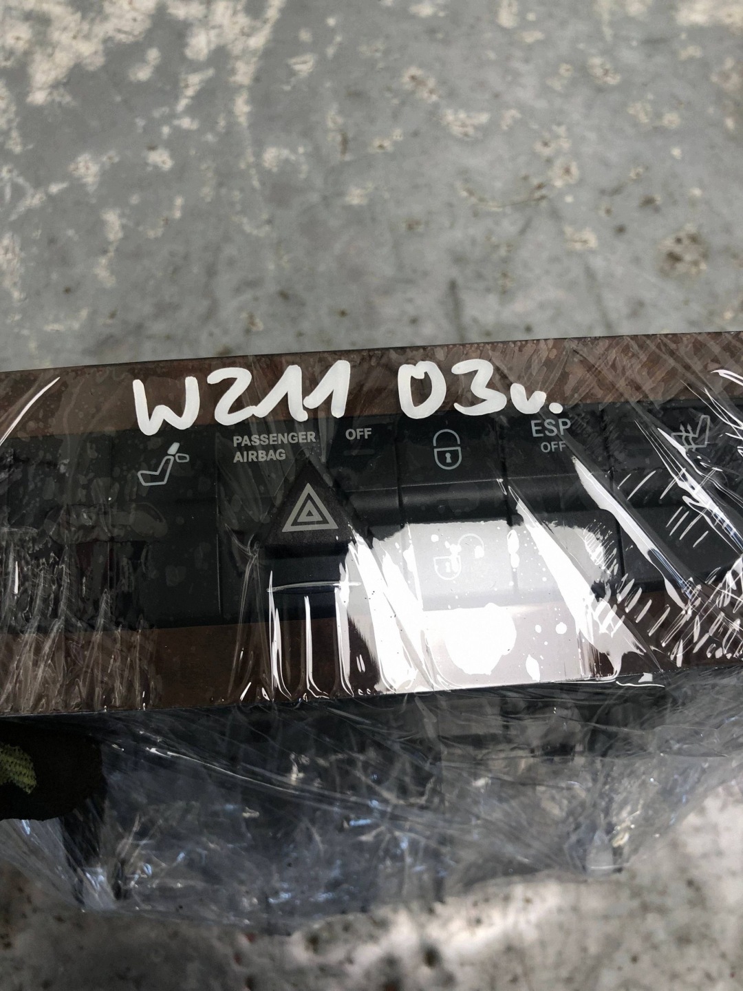levers PRZYCISKI passenger compartment MERCEDES W211 A2116800552