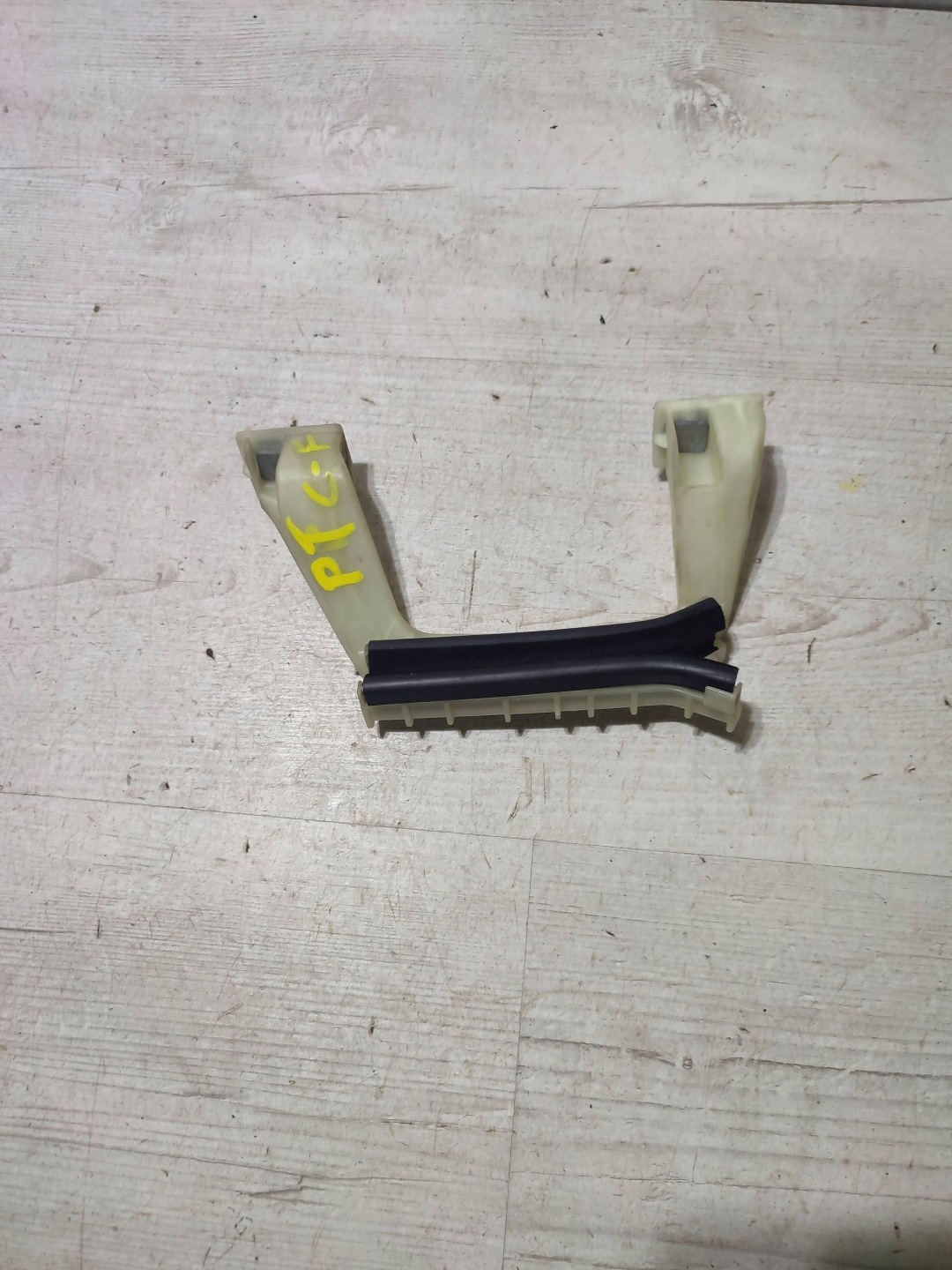 Opel Corsa F 2020 rear part side right Element mocujacy szybe