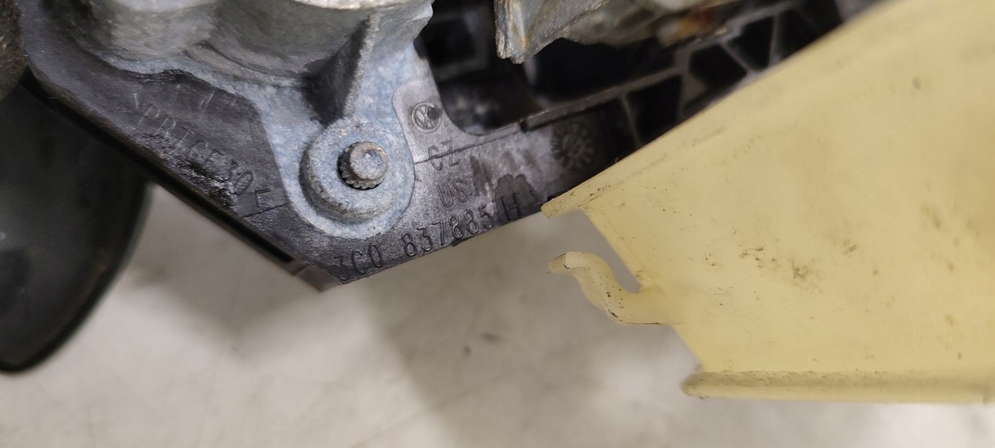 Kľučka predok predná ľavá VW Passat CC L041