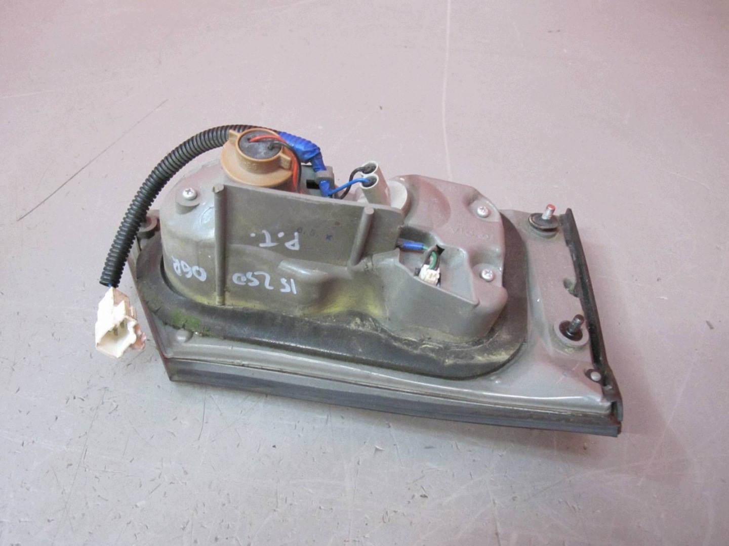 LEXUS IS II E2 05-09 Berline Feux phare Droit Arrière du capot ANG
