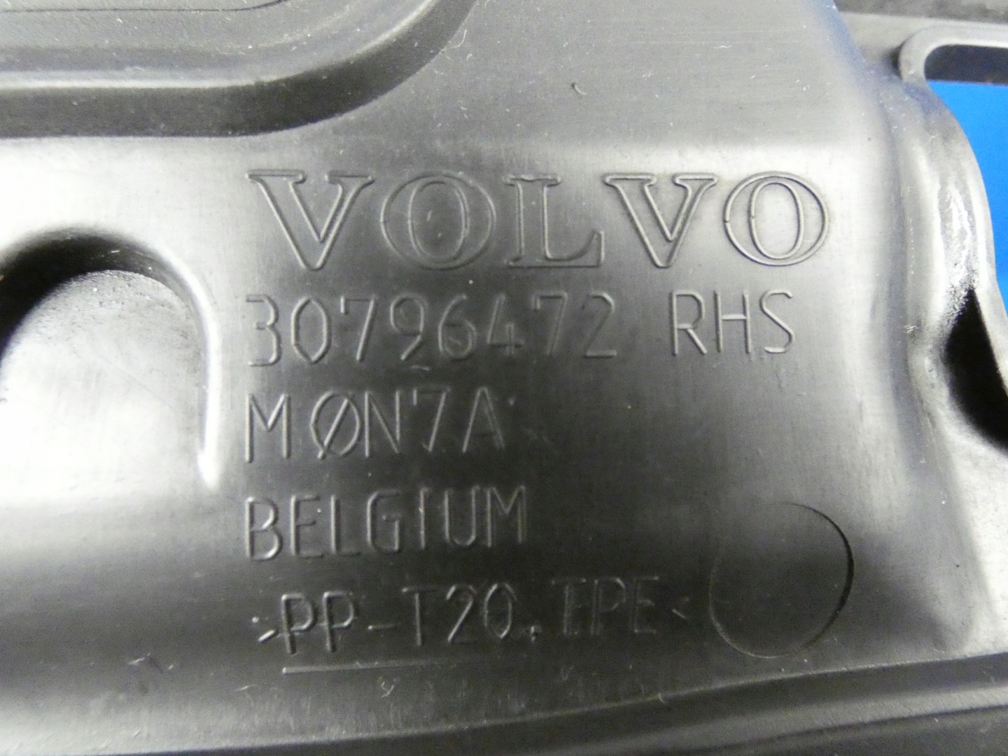 VOLVO S60 II V60 volant vzduchový přívod pravá