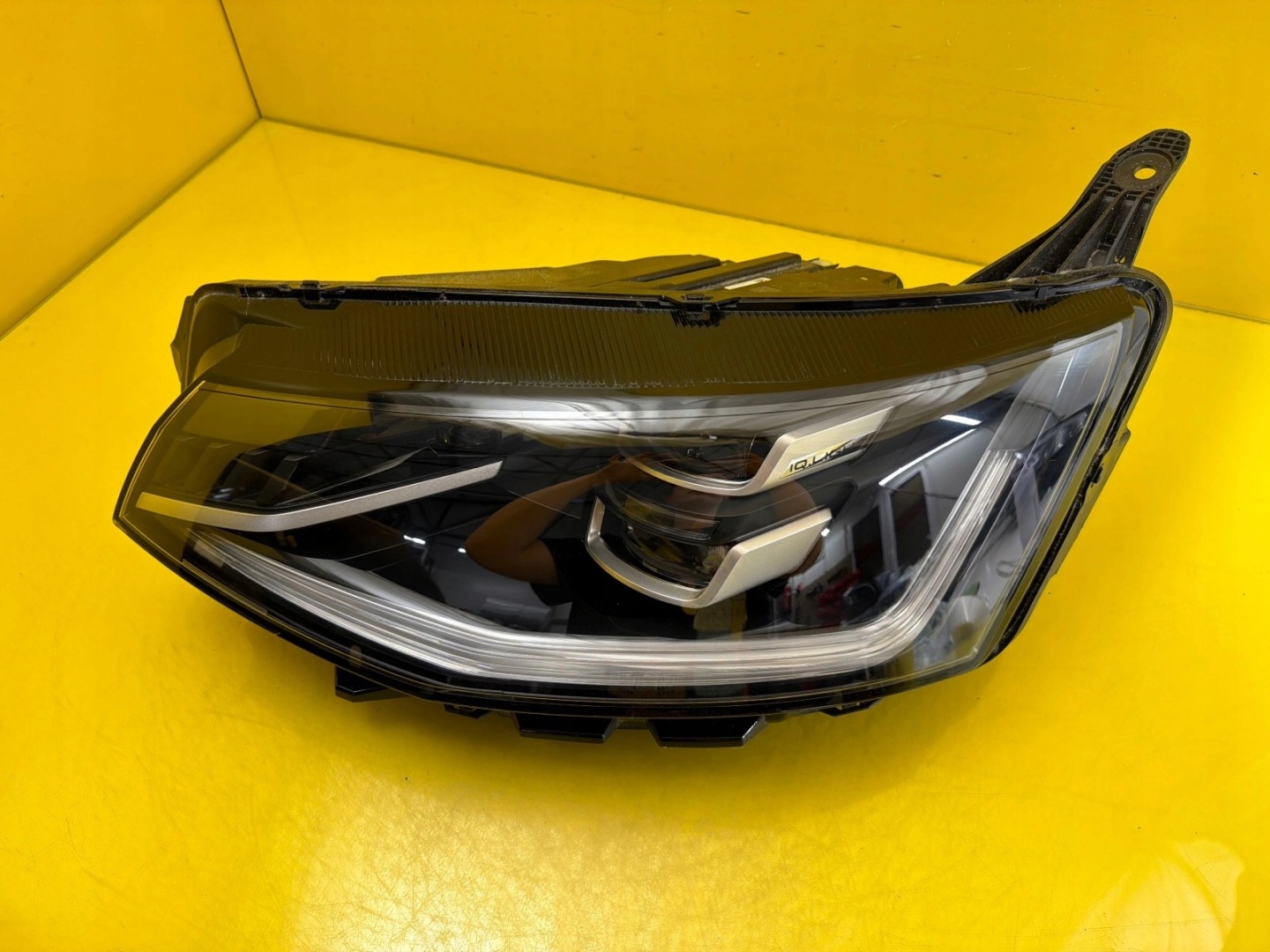 light left front Volkswagen T7 Multivan Full Led IQ Light 21-26 S741-13E017