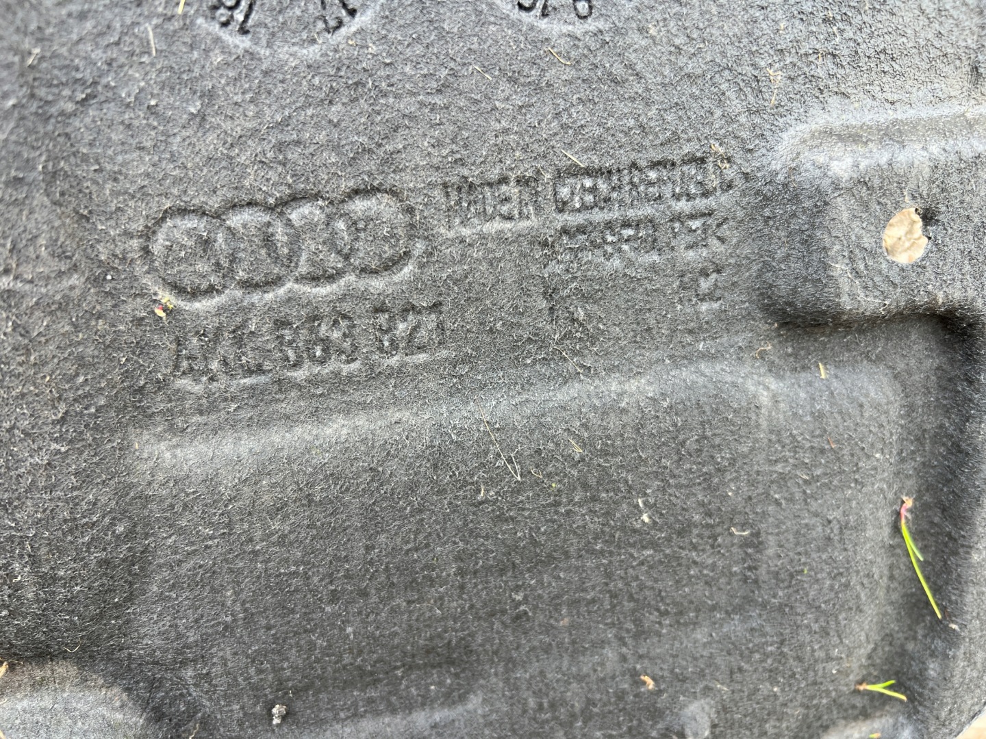 cover below engine AUDI E-TRON 4KL863821