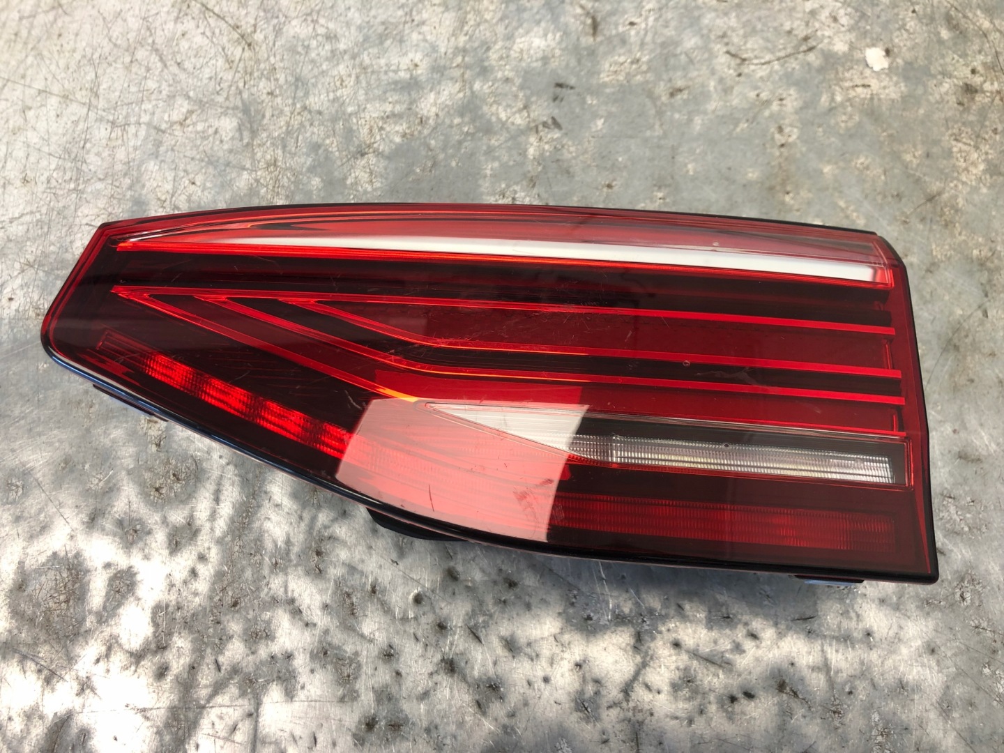 light right rear part to the bonnet LED VW T7 7T0945094A