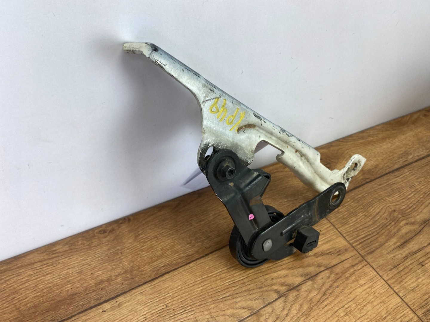bonnet hinges left Cadillac Escalade IV 2015+