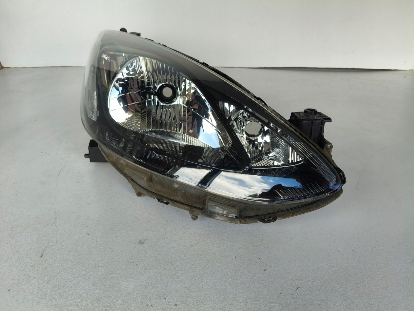 light right REFLEKTOR MAZDA 2 07