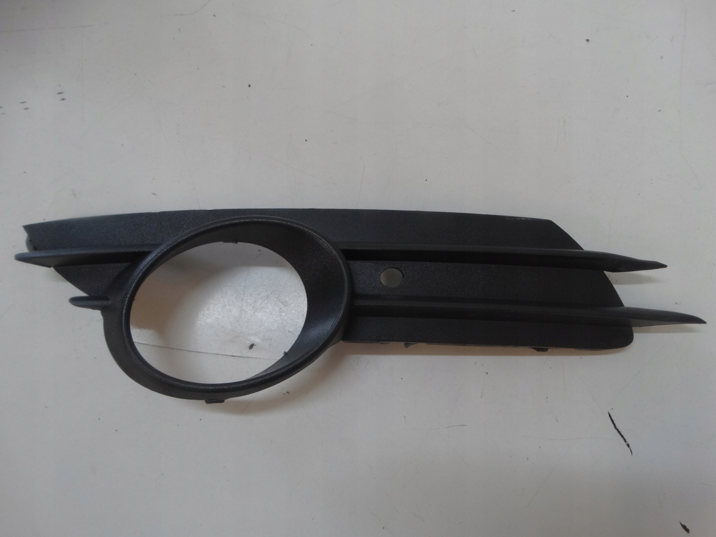 grid of a bumper right front OPEL CORSA D 13211479