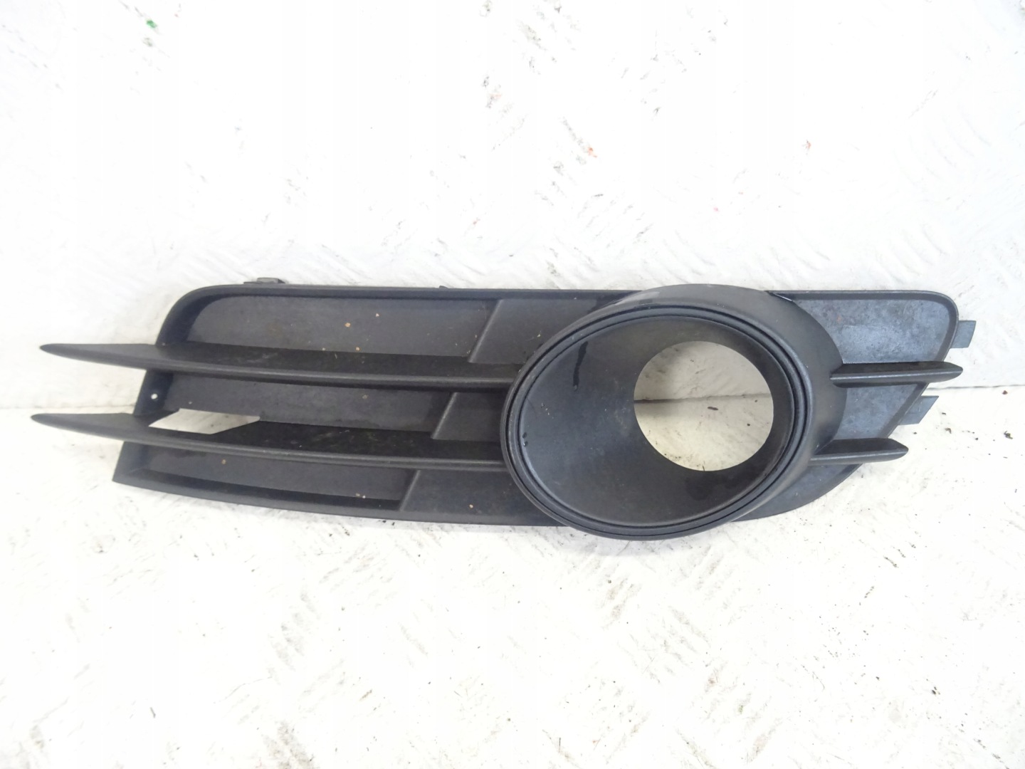 grid of a bumper front front right AUDI A6 C7 4G0807682H