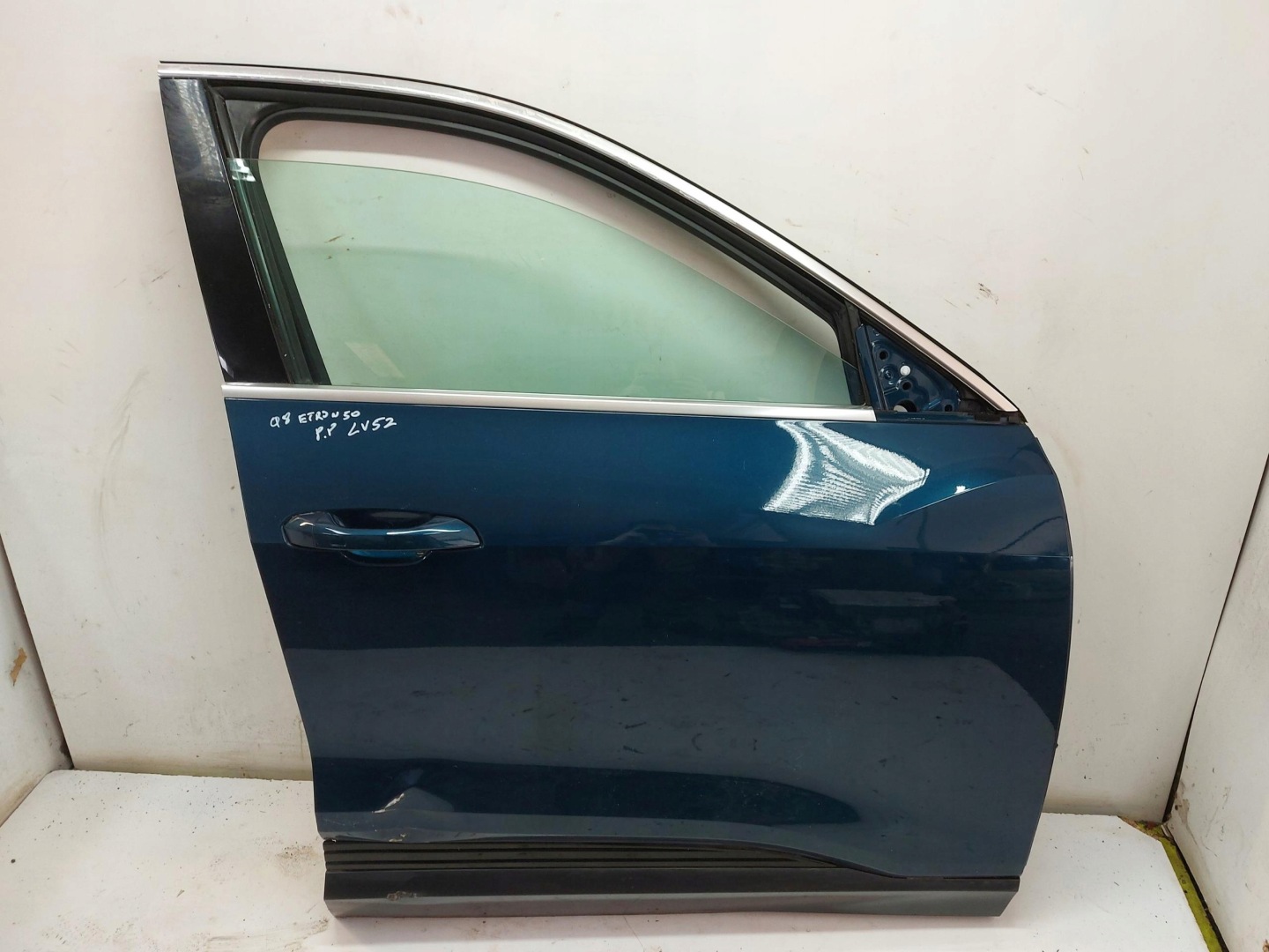 Audi Q8 E-TRON SUV 4KE door right front front lv5z damaged !
