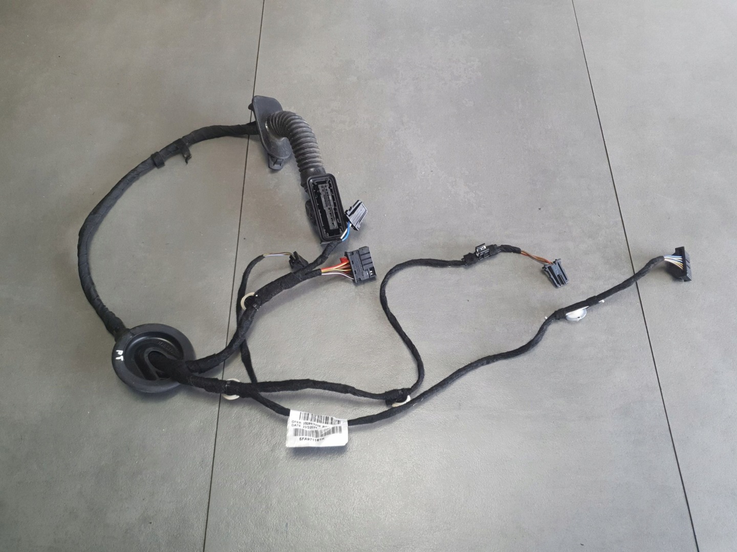 Cupra Formentor Przelotka bundle door right rear part 5FA971161H