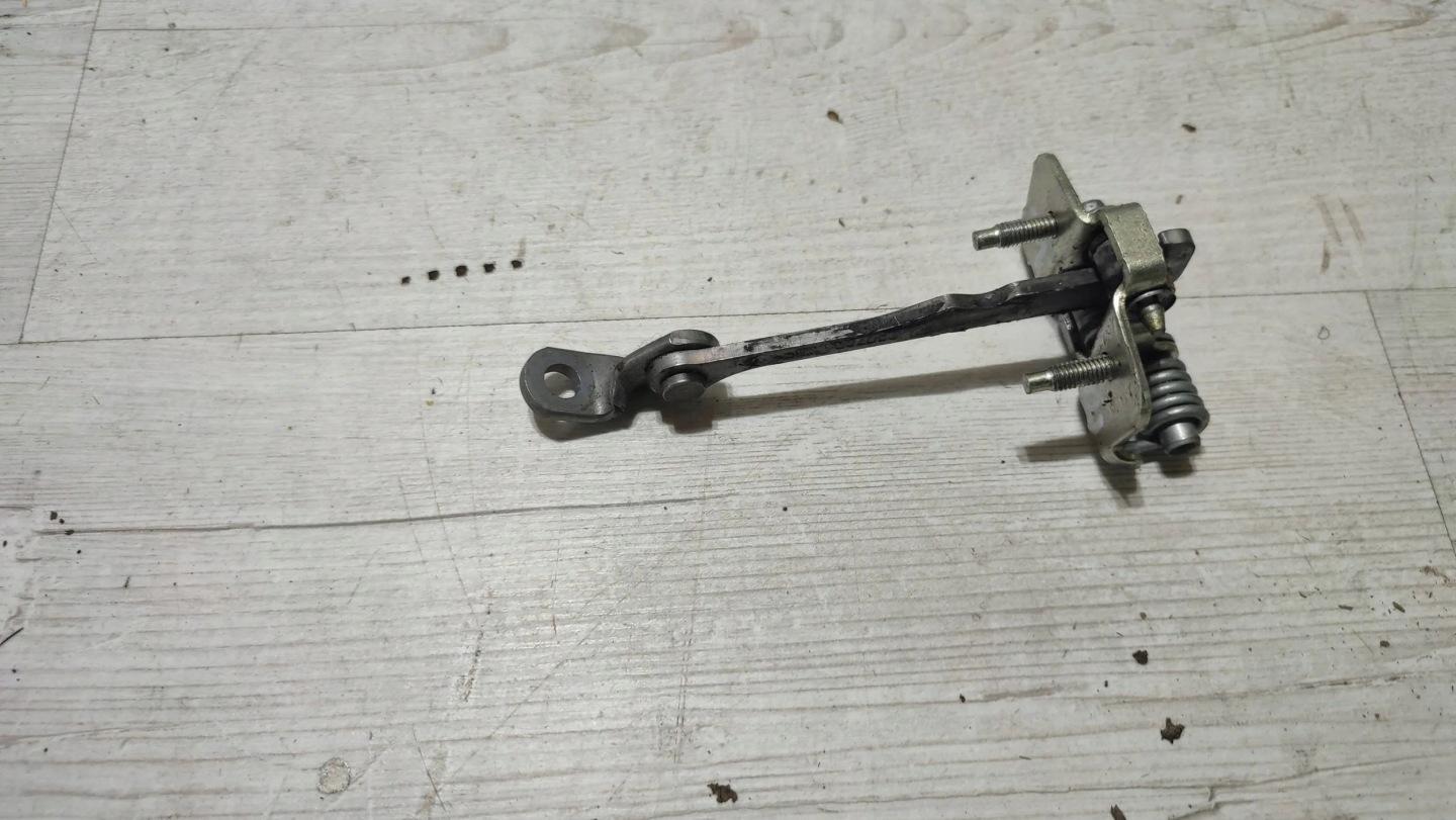 Dacia Duster and 16r 1.6b rear part side right limiter door