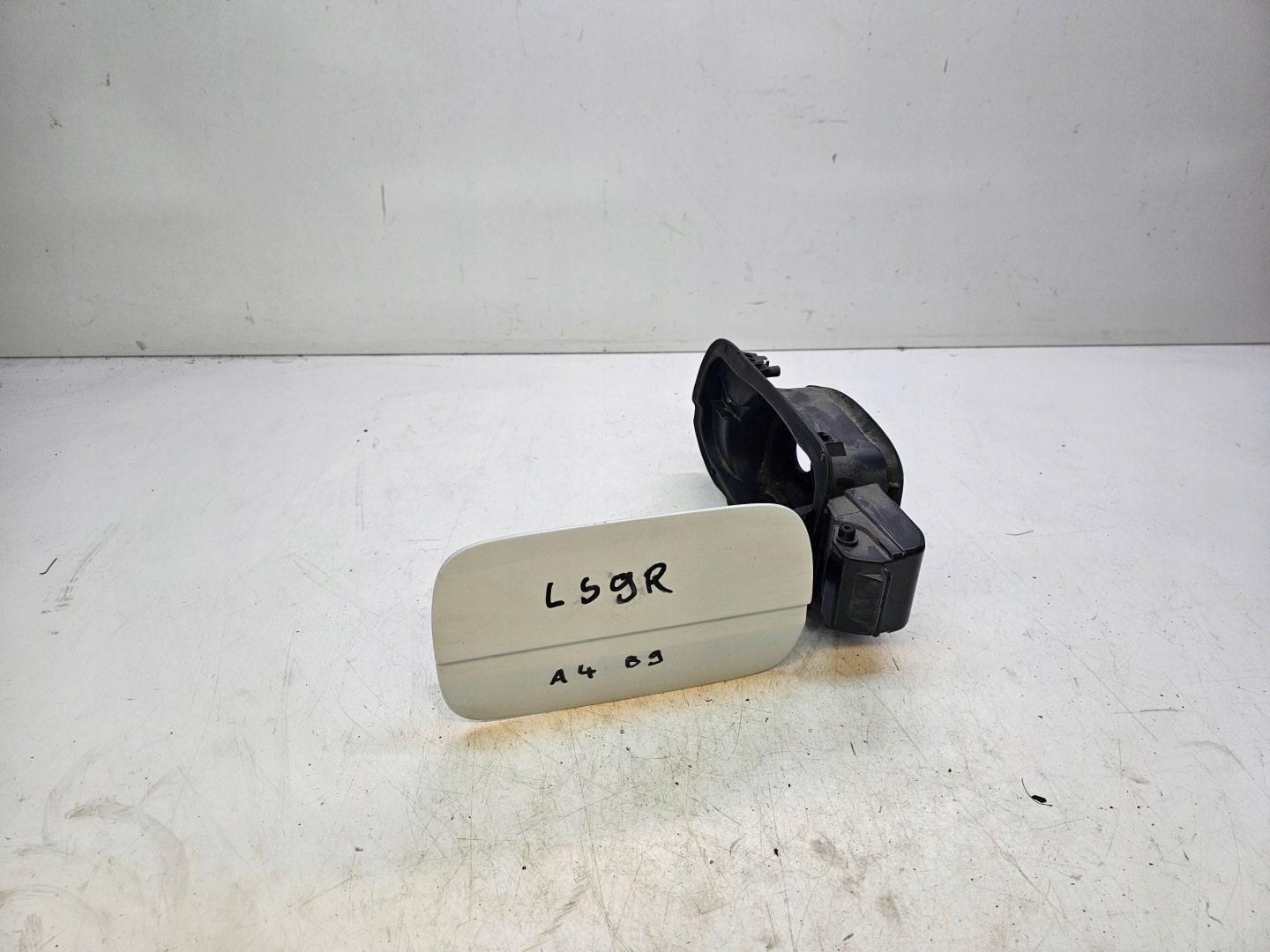 Tankklappe des Kraftstoffsbehälters AUDI A4 B9 8W0809906A LS9R