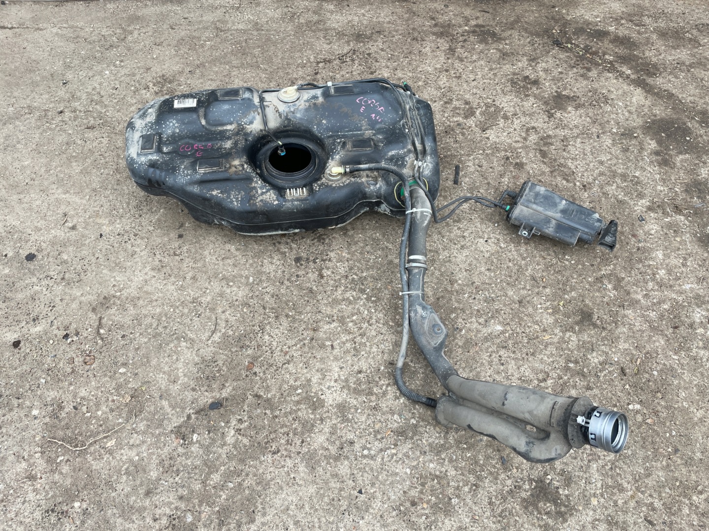 OPEL CORSA E 1.4 spremnik rezervoar goriva 13216657
