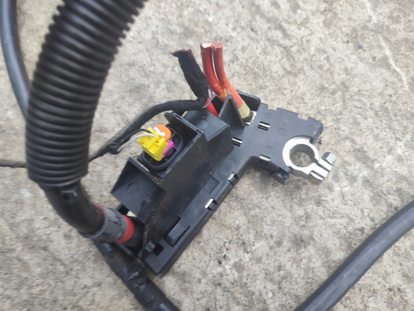 Borne Positif AUDI A6 C6 4F9971225E
