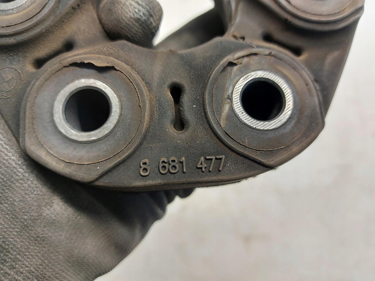 BMW G21 G20 Kombi 330e holder support gearboxes rear part 8681477