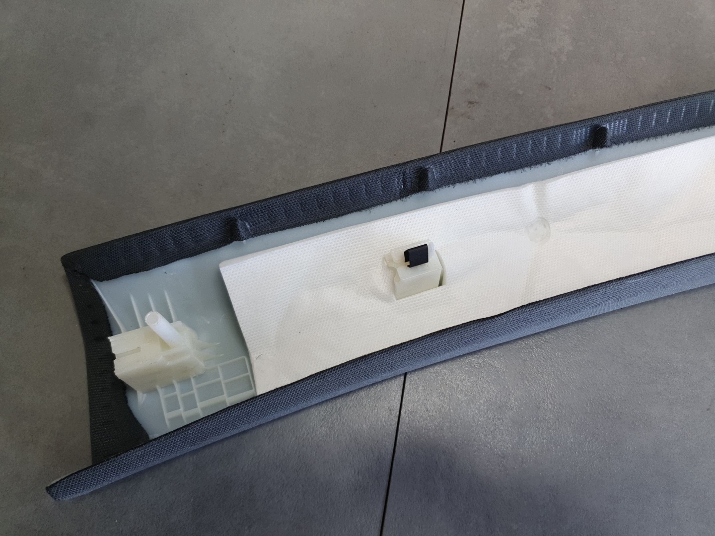 Audi A3 8Y Blende Abdeckung slupka A rechts 8Y0867234B