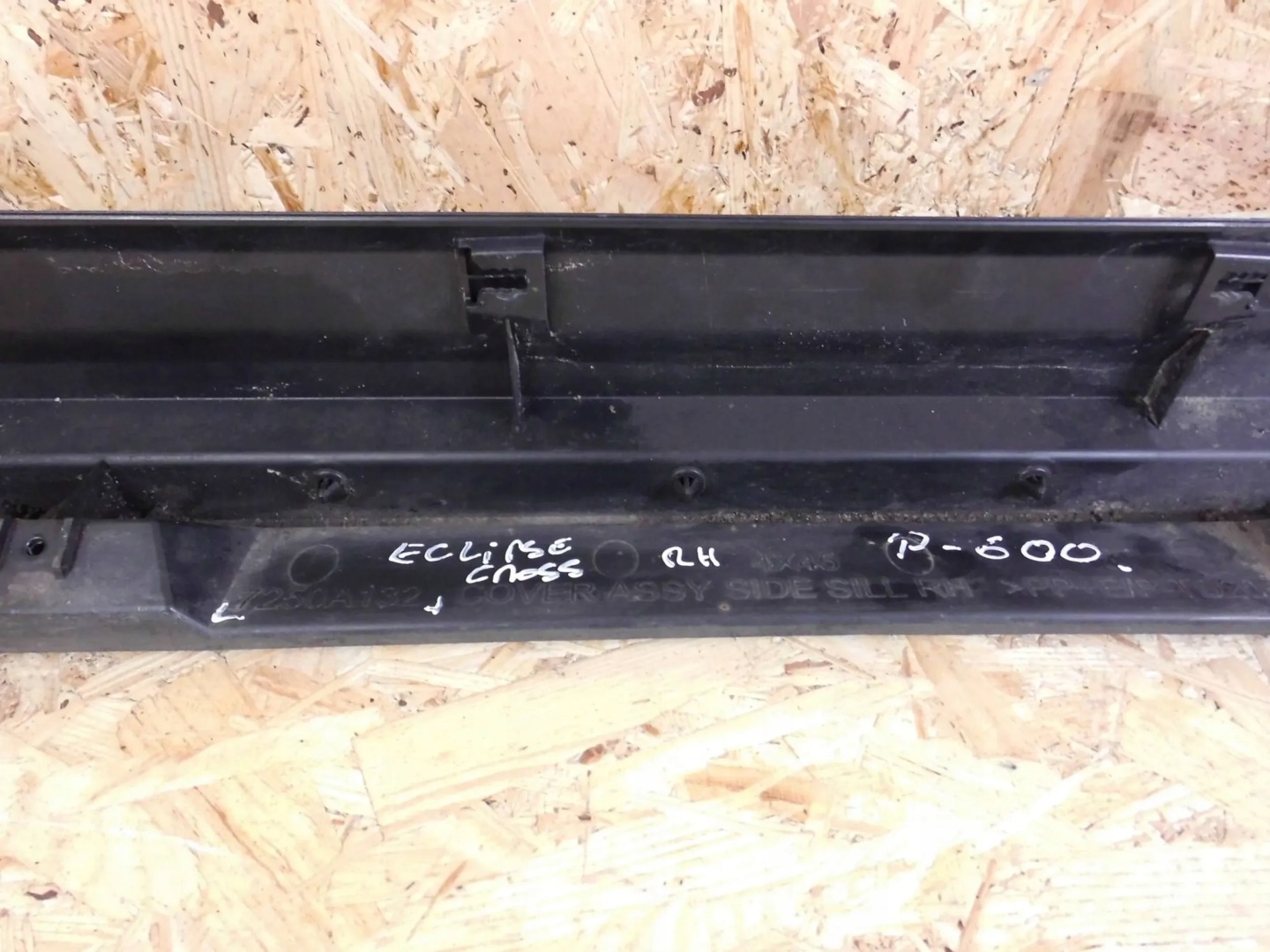 Mitsubishi Eclipse Cross cap moulding threshold right