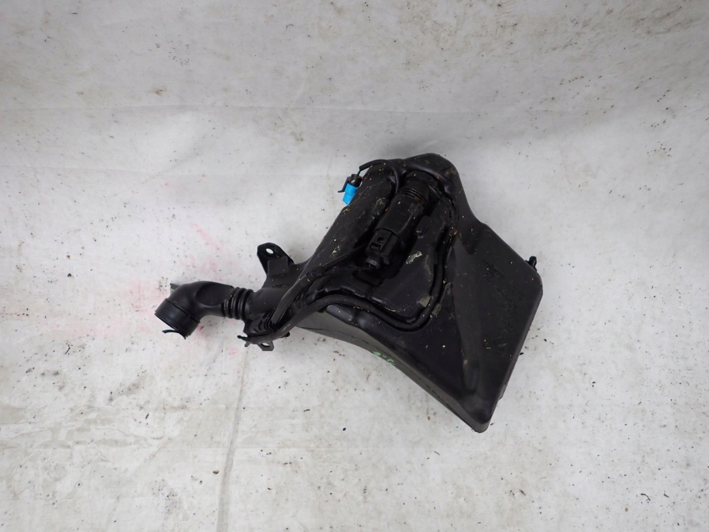 TESLA MODEL 3 17-23 Behälter Spritzdüse