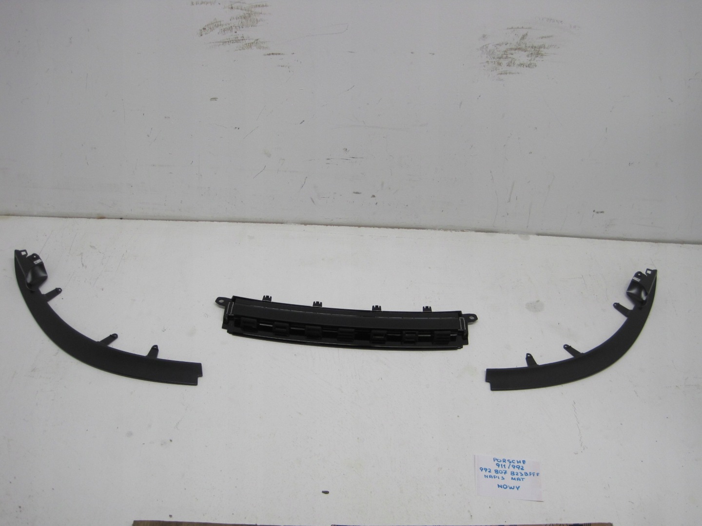 cap moulding bonnet LOGO PORSCHE CARRERA 992807823B