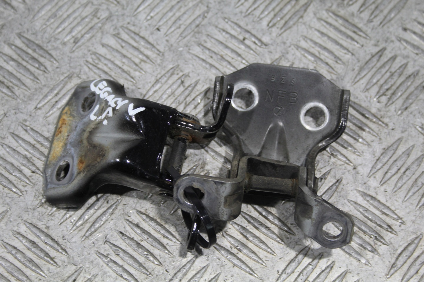 hinge door left front SUBARU LEGACY V 5