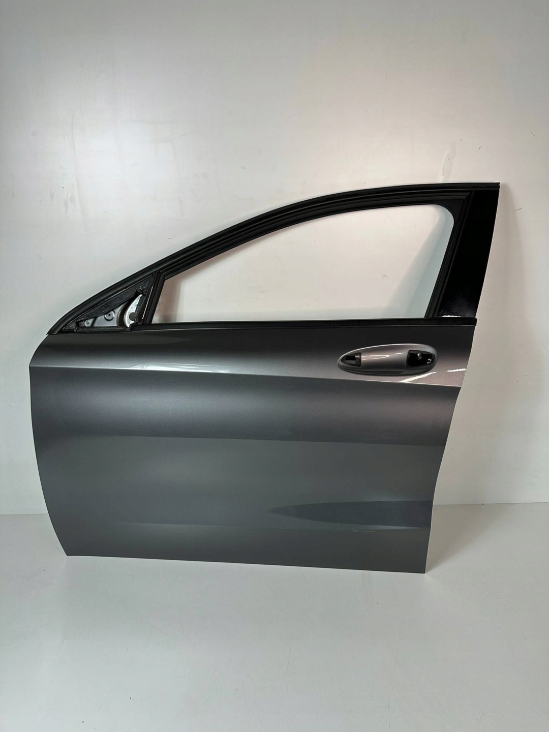 Mercedes-Benz GLA W156 2017 left side door front colour 787