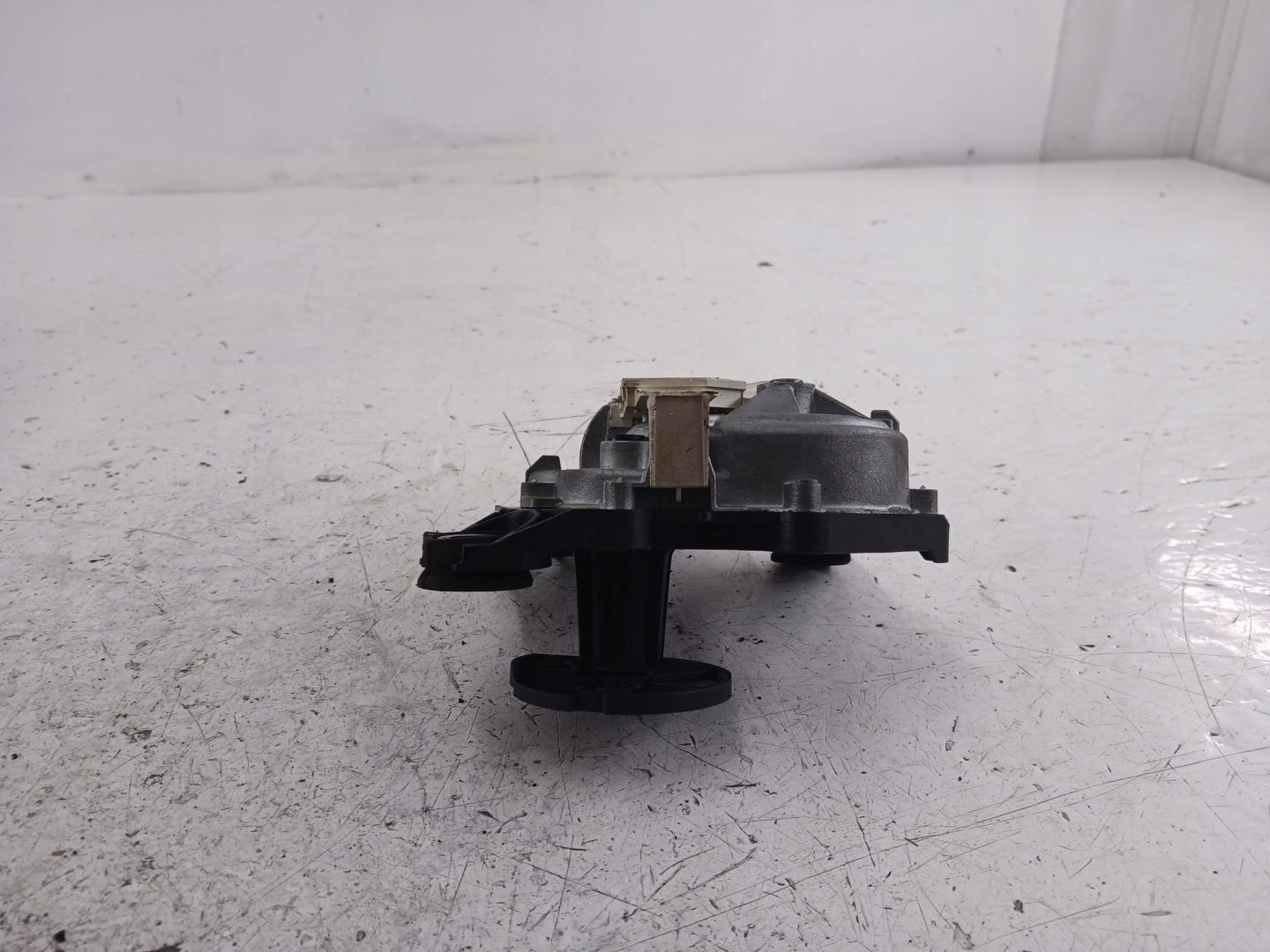 VOLVO V50 and lock bonnet boot