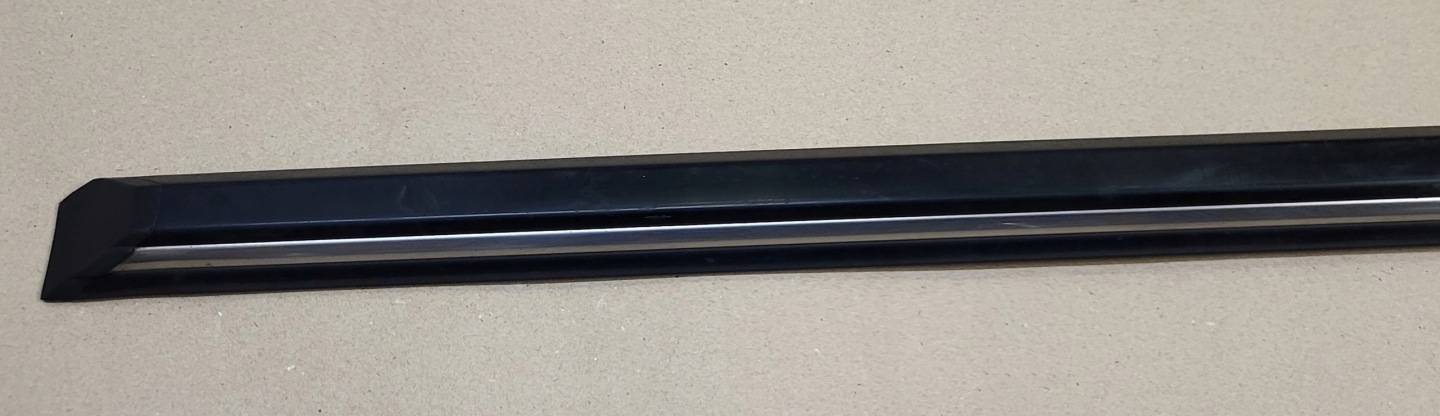 lišta Z dveře PRAWYCH PRZEDNICH BMW 3 E30 4D original