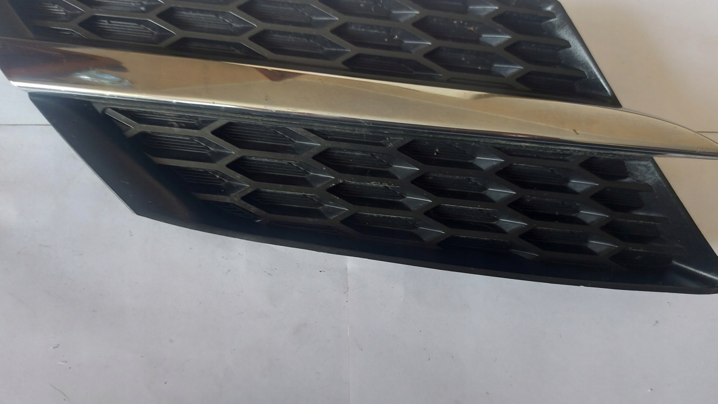 grid of a bumper right front TOYOTA RAV4 IV 12-15