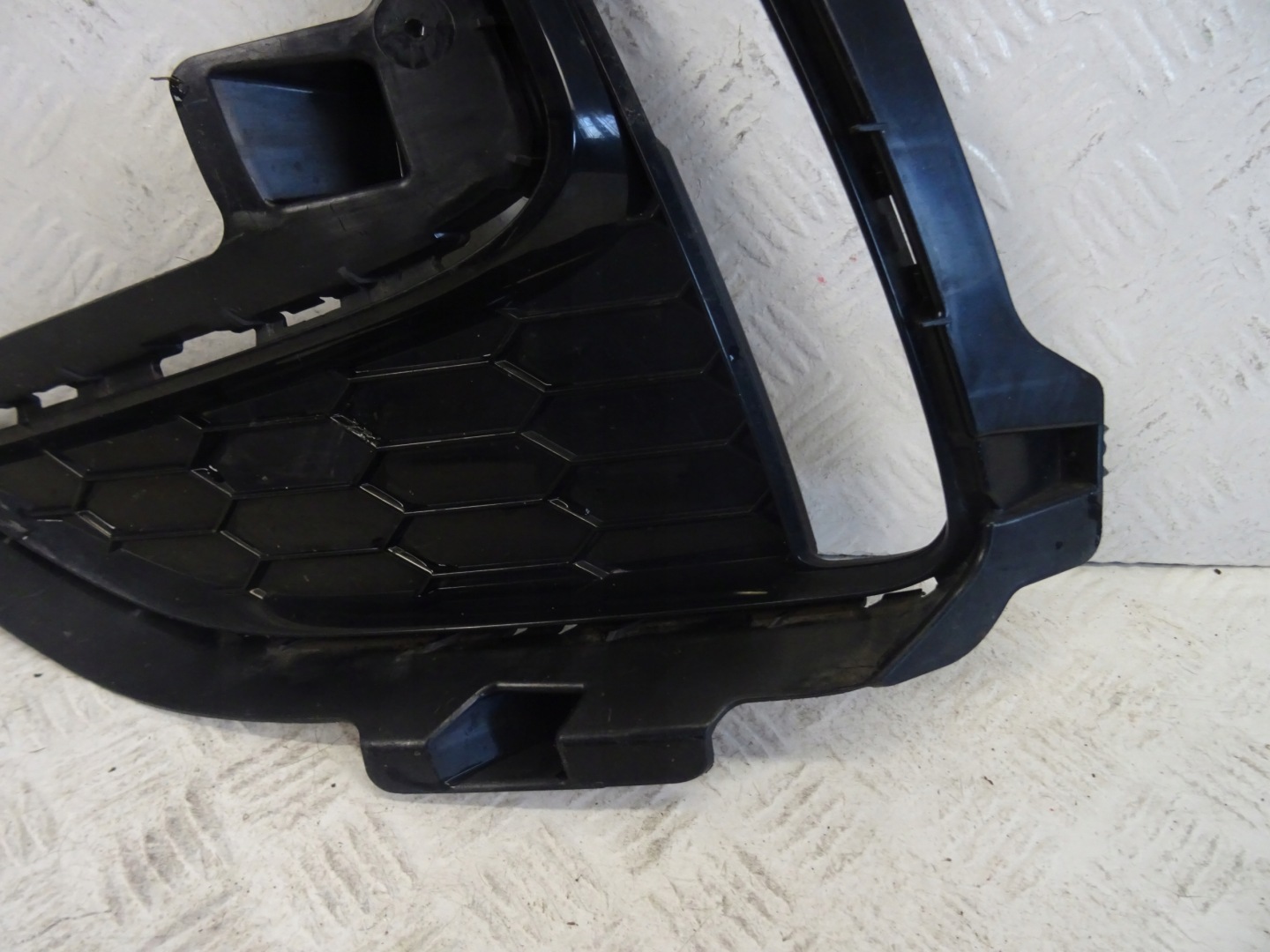 grid of a bumper front front left MG HS 10878157