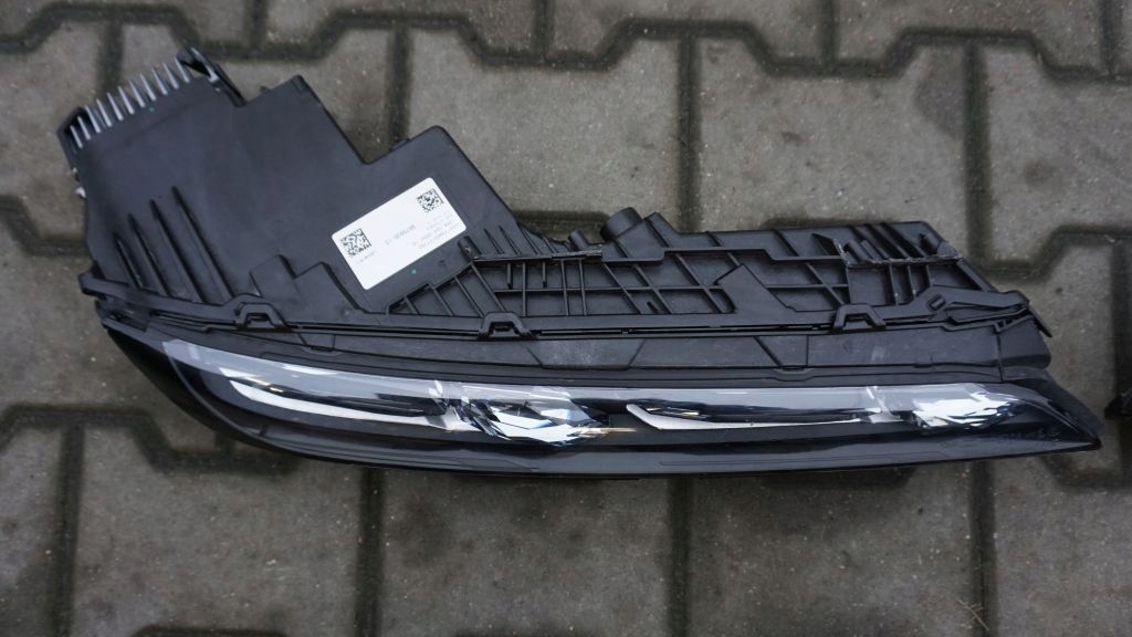BMW 7 G70 - right front light CRYSTAL LED front