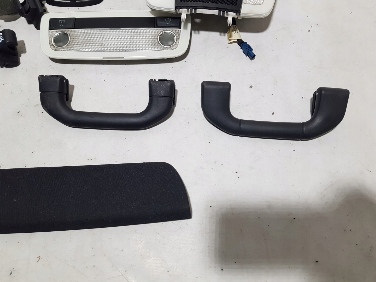 MERCEDES W204 AMG black, inner pillars light plastics