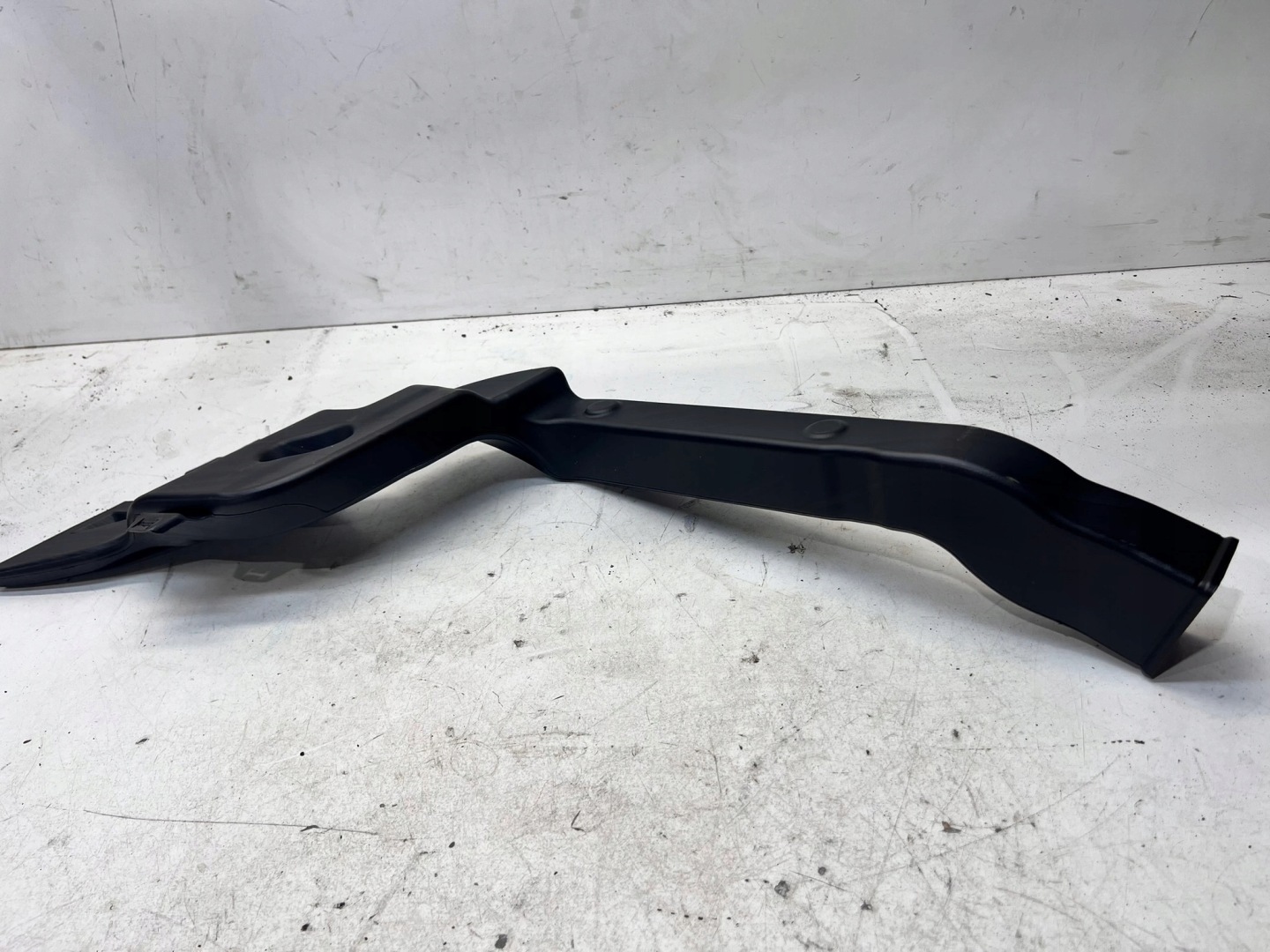 drain POWIETRZNY left AUDI Q4 E-TRON 1EA819801