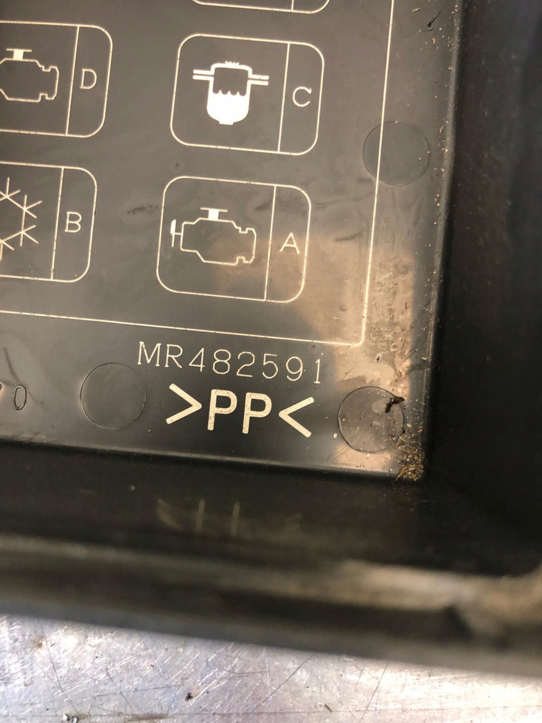 Module fusibles MITSUBISHI PAJERO IV MR482591