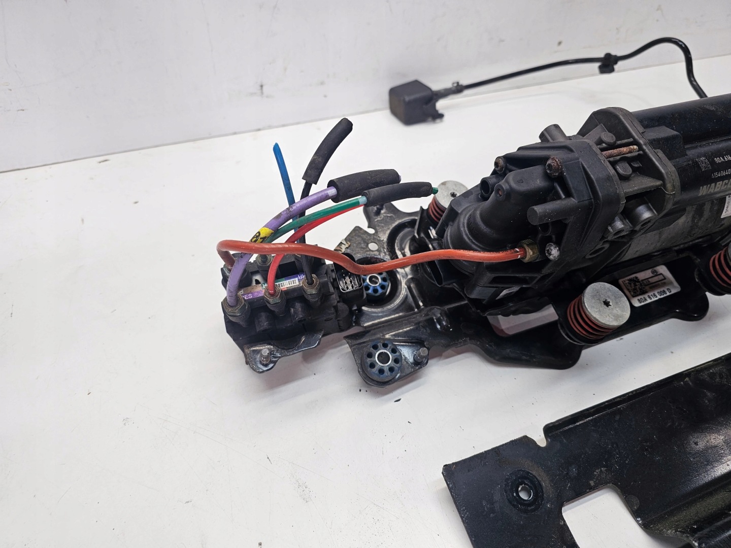compressor; springing PNEUMATYKI+holder AUDI Q5 FY 80A616005E