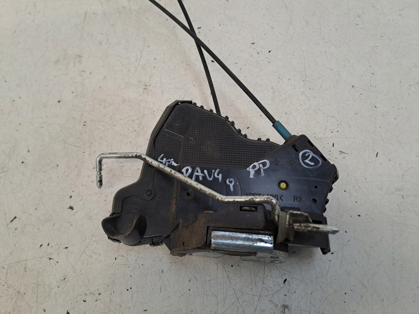 lock right front 2 PIN 4F6062318 Toyota RAV4