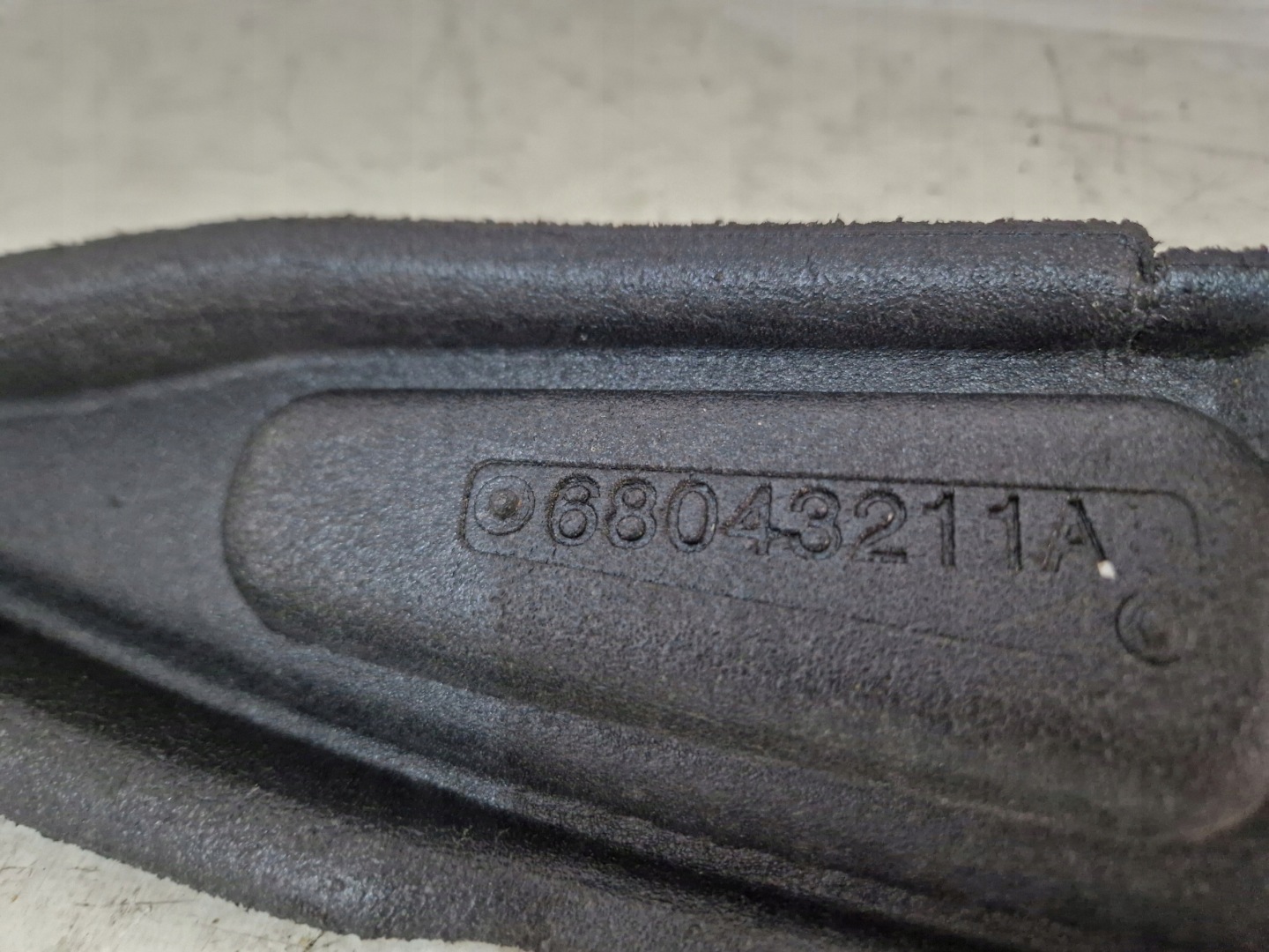 DODGE CHARGER 15- insonorisation aile sinistre 68043211A