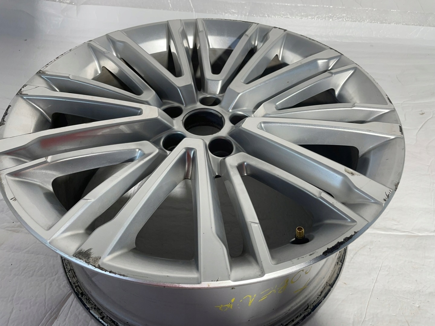 AUDI A4 B9 A5 8W disk hliníkový 8W0601025BE 8.5x19 ET40