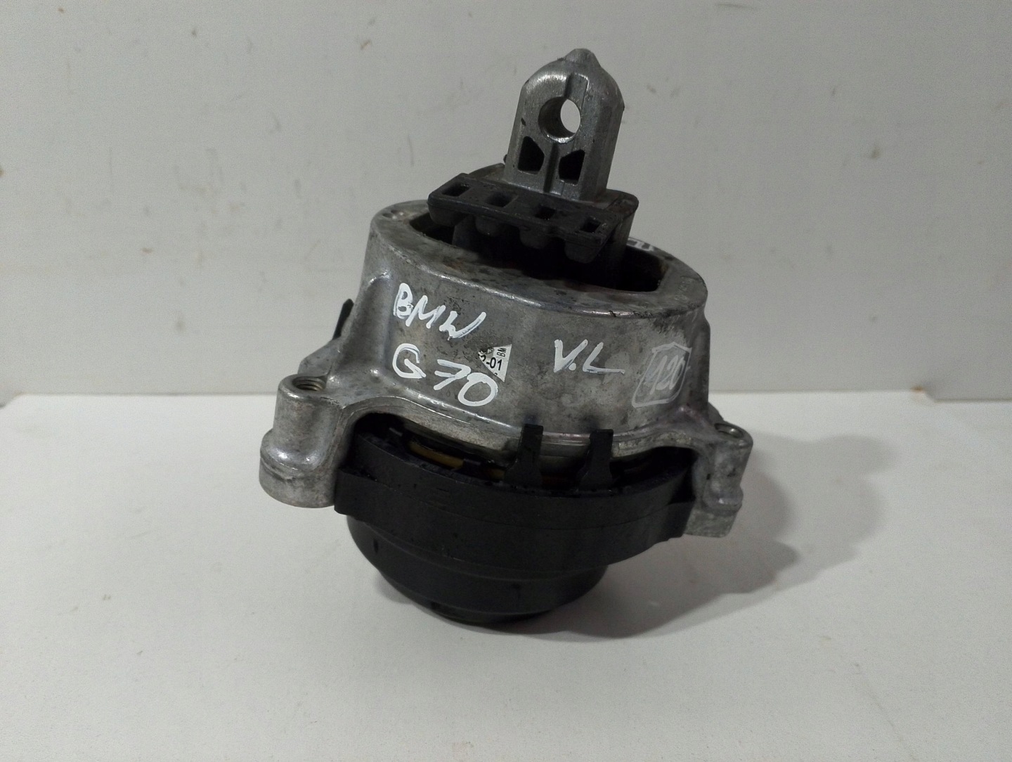 BMW 7 G70 engine mount left (120)
