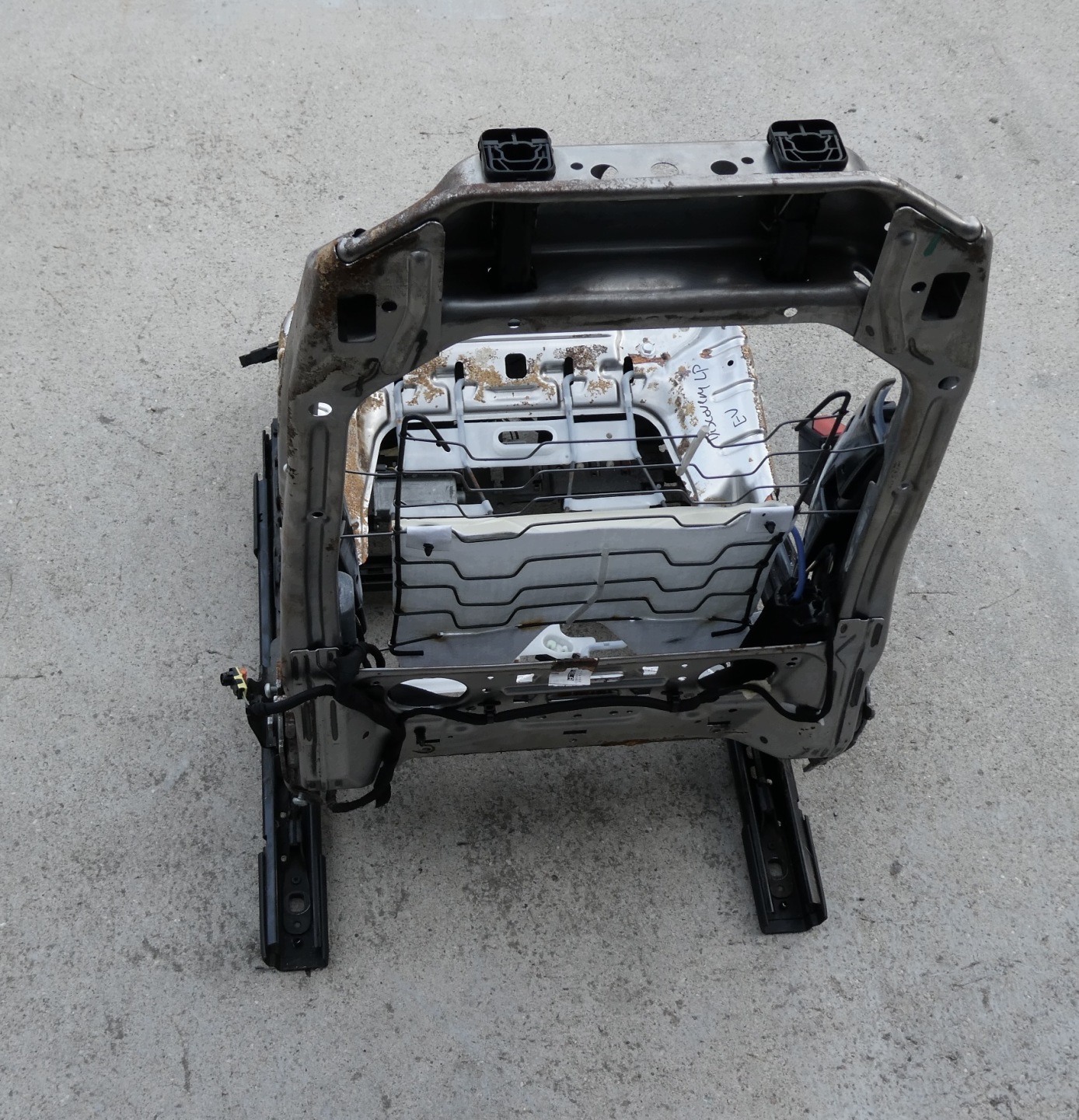 držiak sedačka ľavý šoférov LAND ROVER DISCOVERY SPORT L550 EUROPA