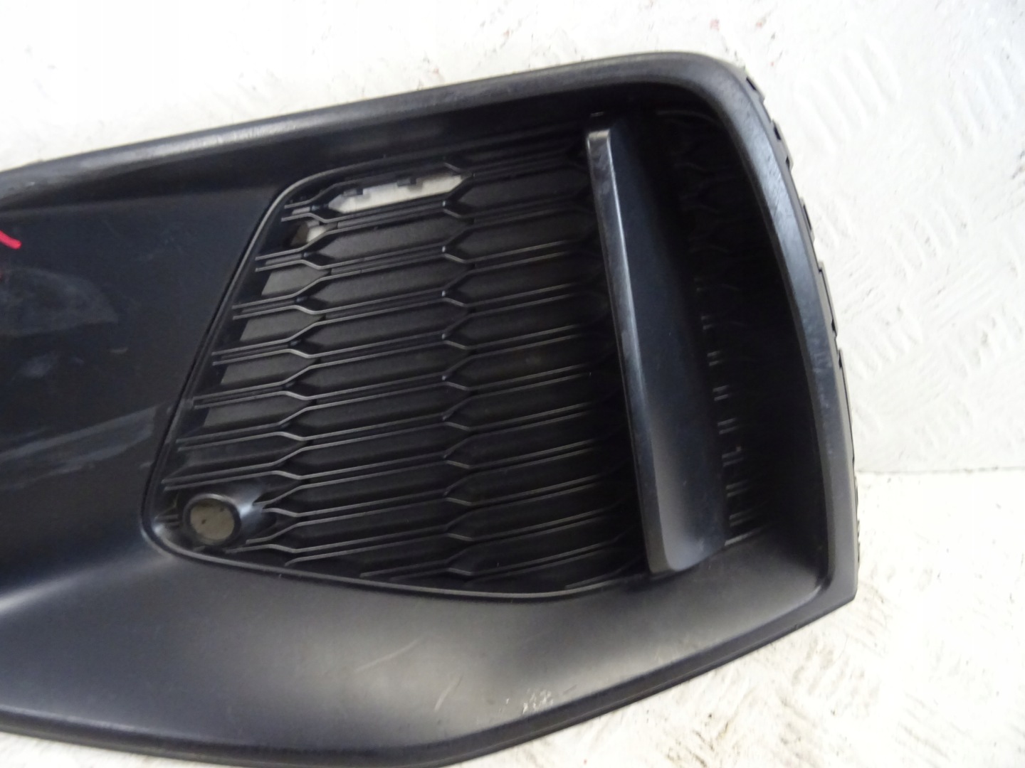 grid of a bumper left front AUDI Q8 4M8 S-LINE 4M8807681A