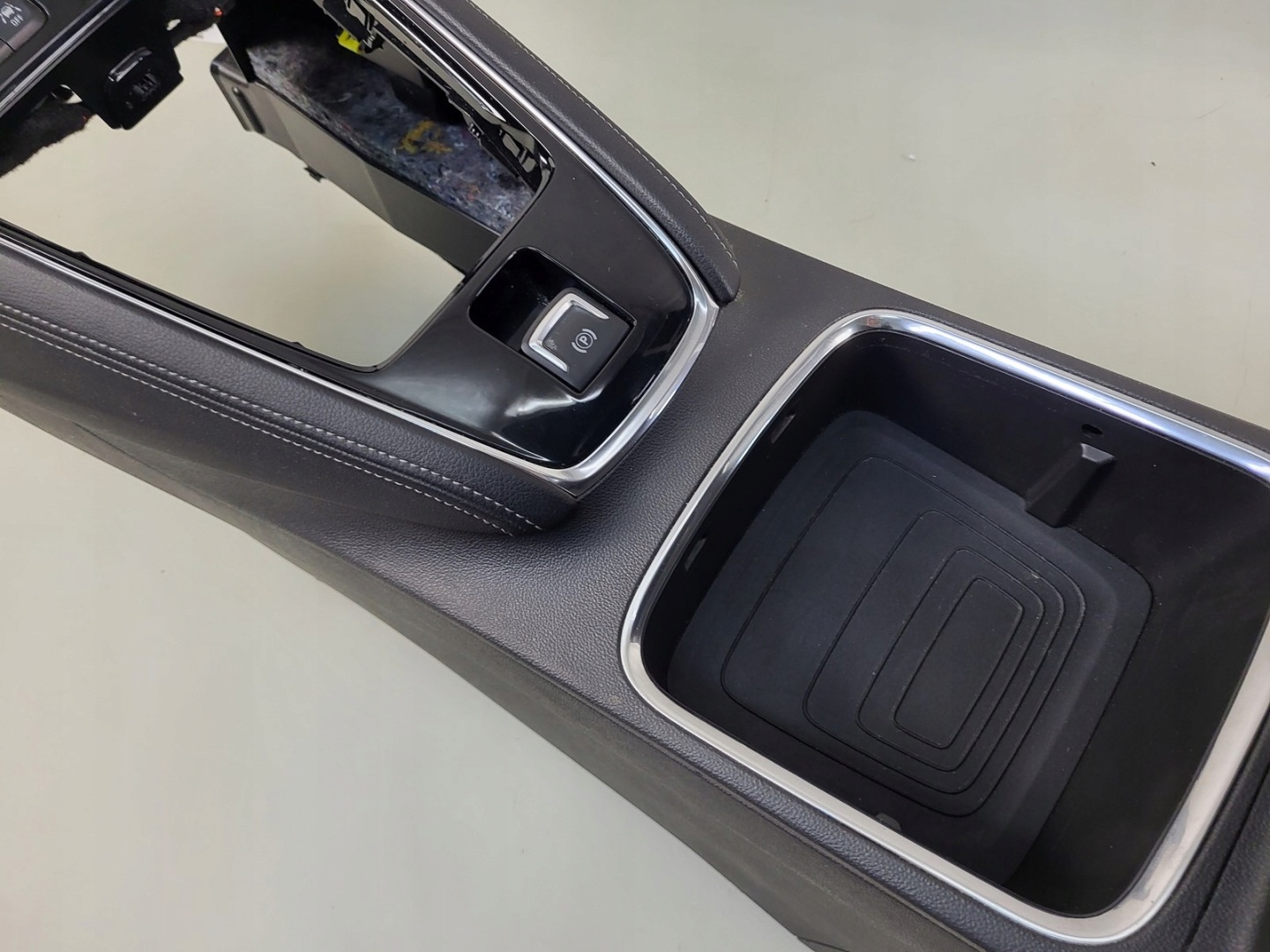 tunel central armrest button OPEL GRANDLAND YP000546YX