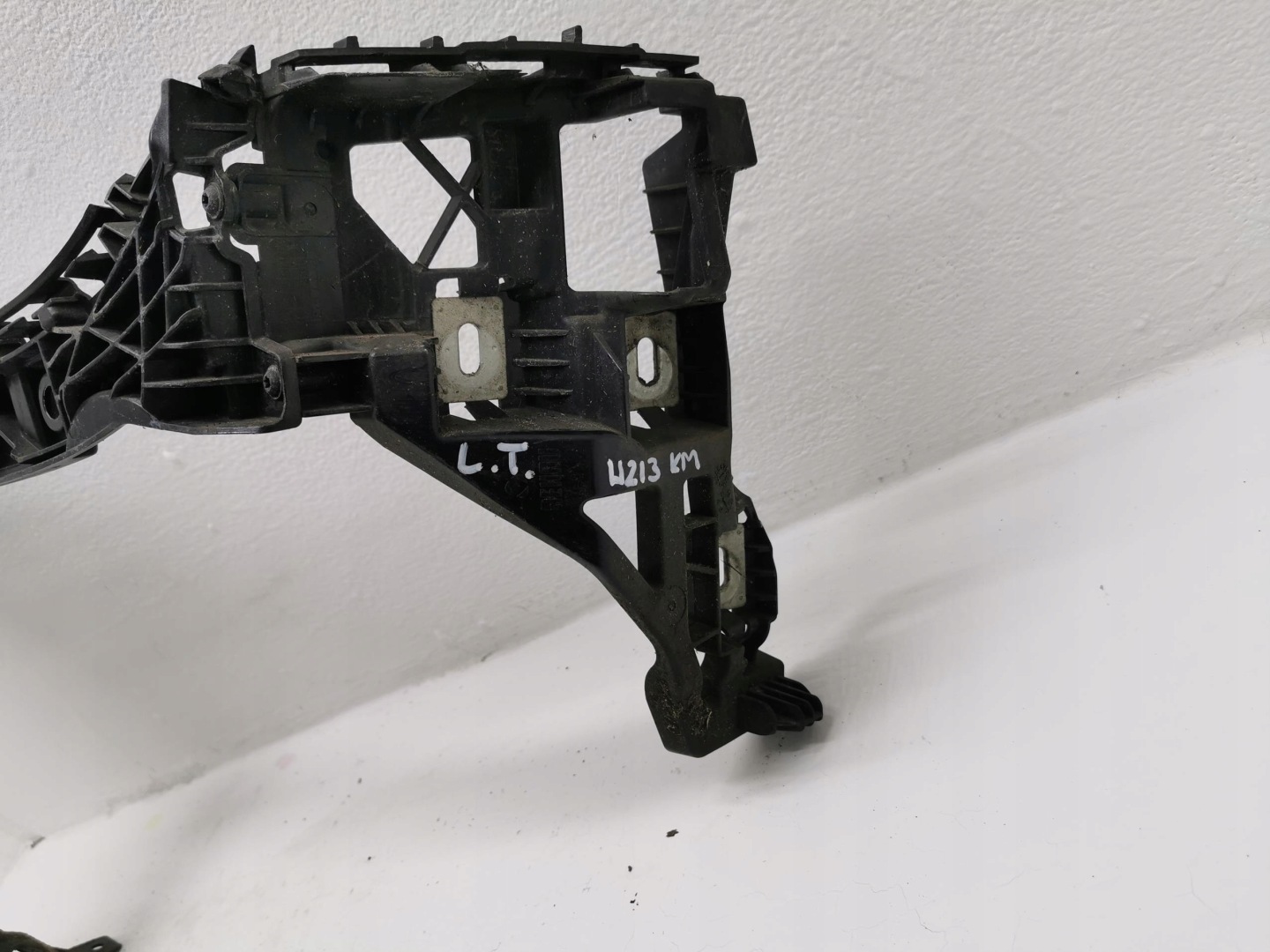 bumper bracket left rear part MERCEDES E-KLASA W213