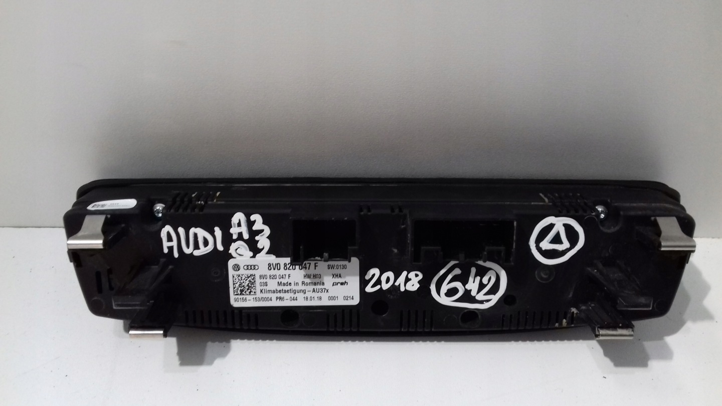 AUDI A3 Q2 PANEL a klímának 8V0820047F